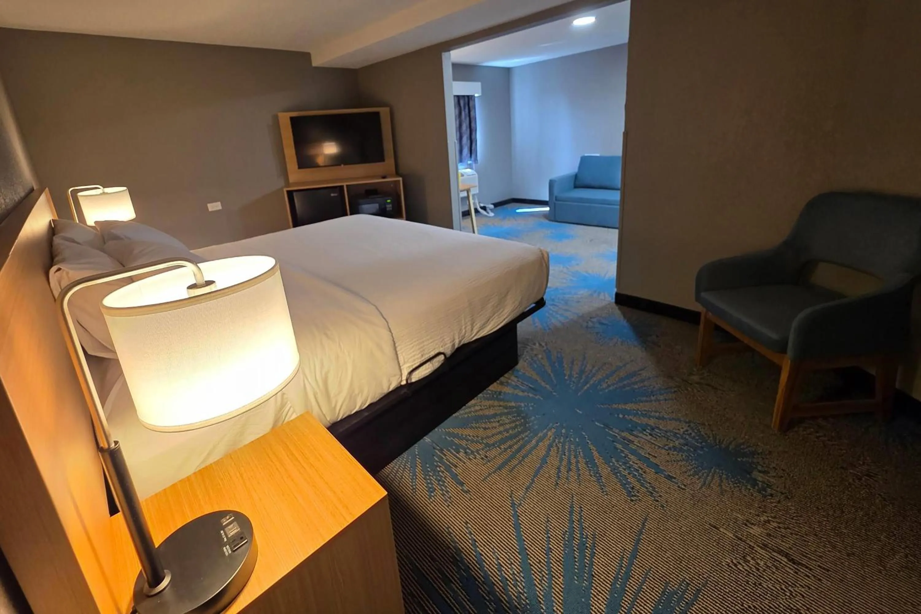 Photo of the whole room, Bed in Days Inn by Wyndham Waukegan