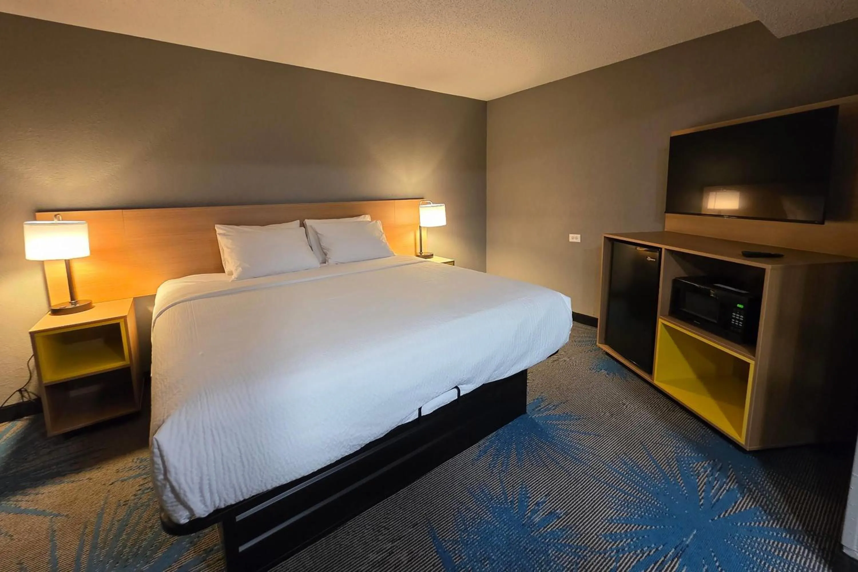 Photo of the whole room, Bed in Days Inn by Wyndham Waukegan