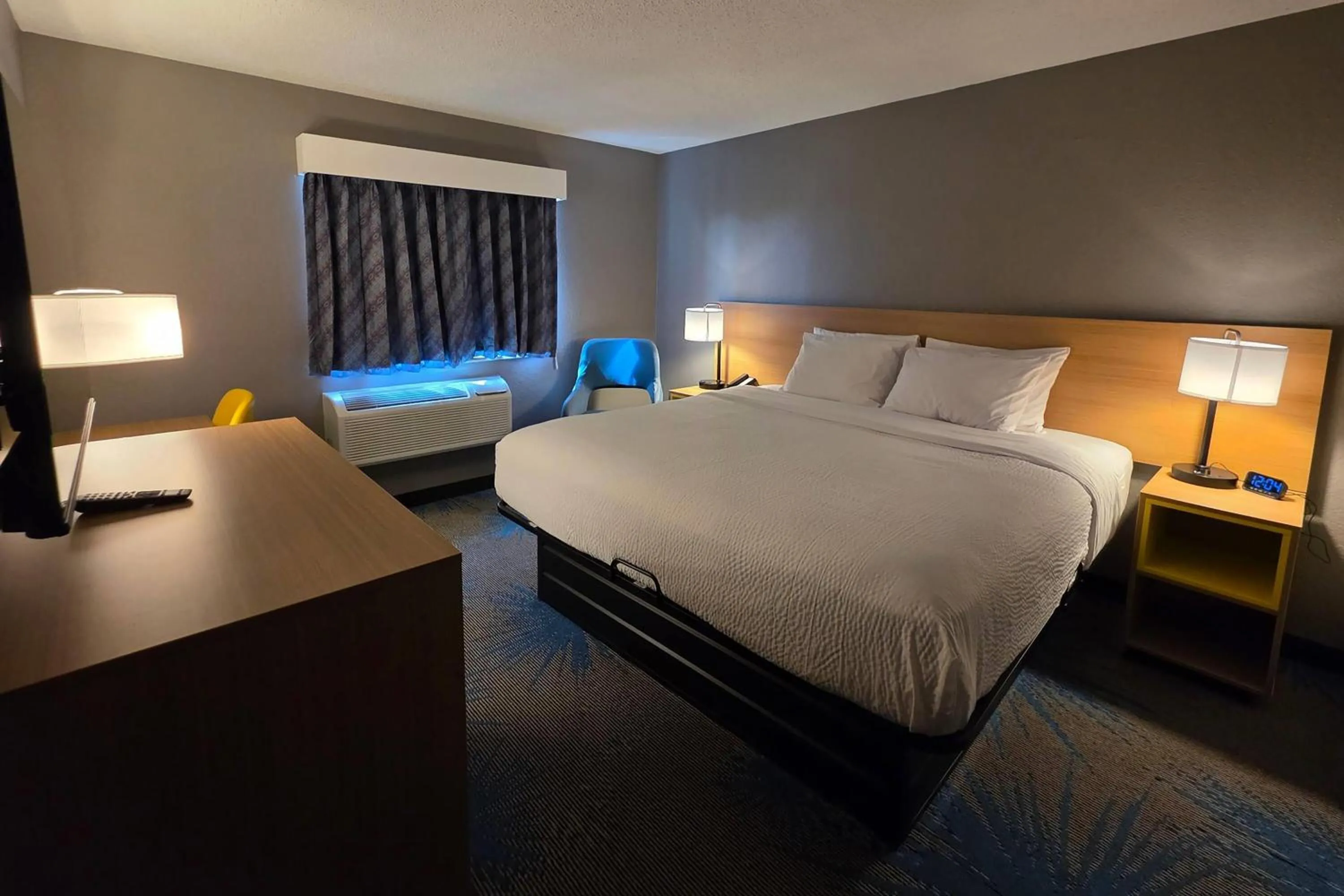 Photo of the whole room, Bed in Days Inn by Wyndham Waukegan