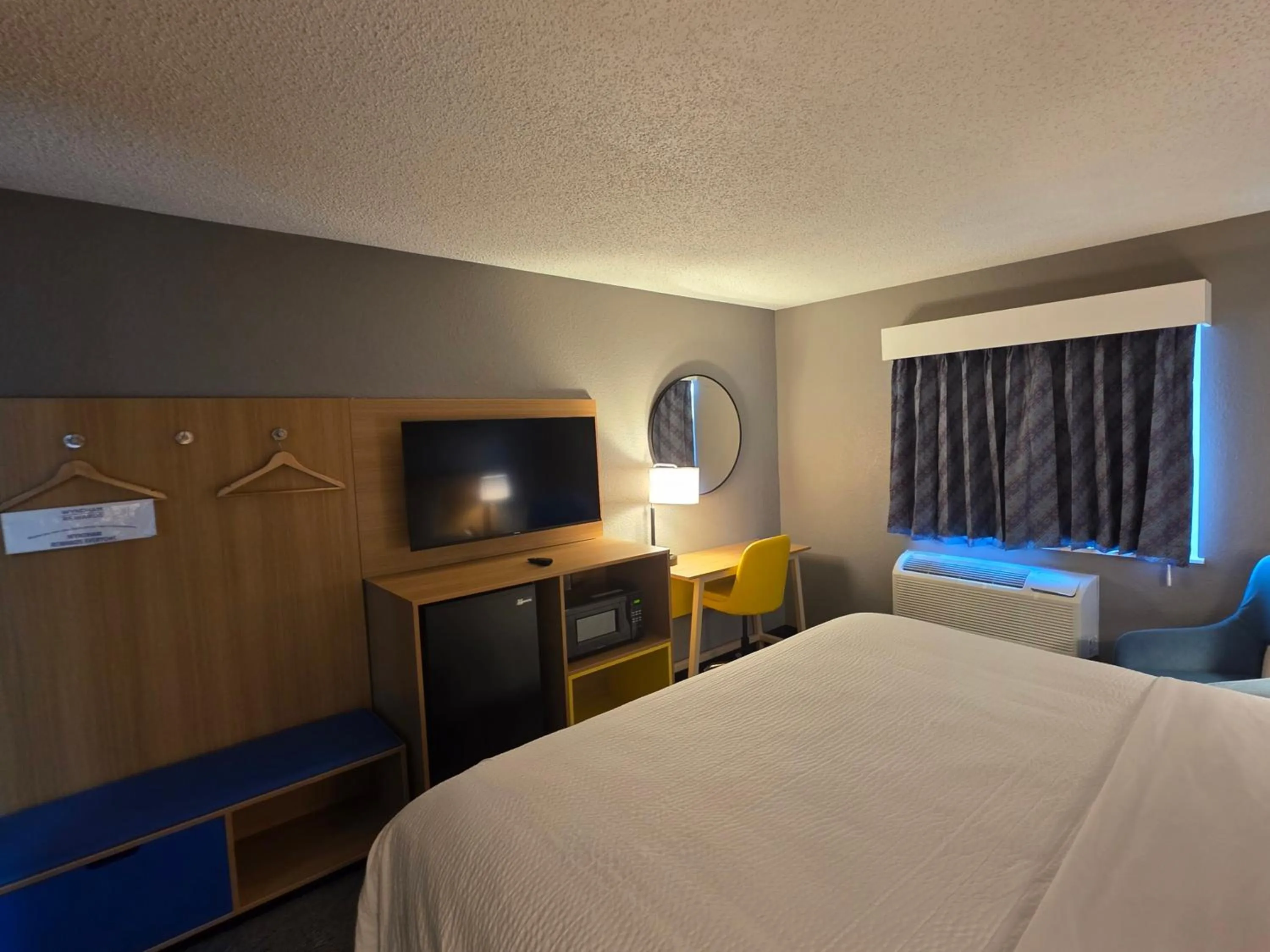 Bed in Days Inn by Wyndham Waukegan