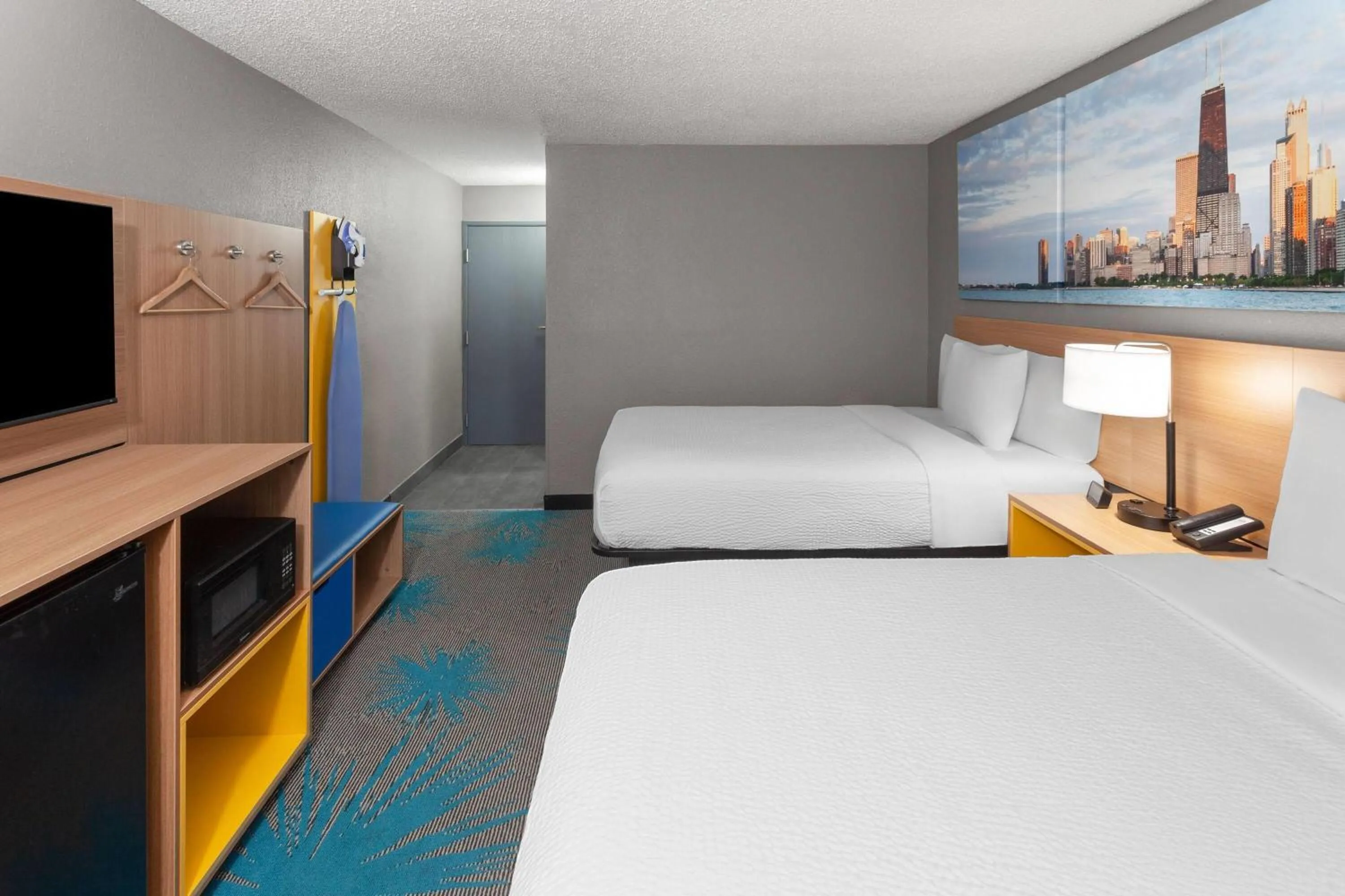 Photo of the whole room, Bed in Days Inn by Wyndham Waukegan