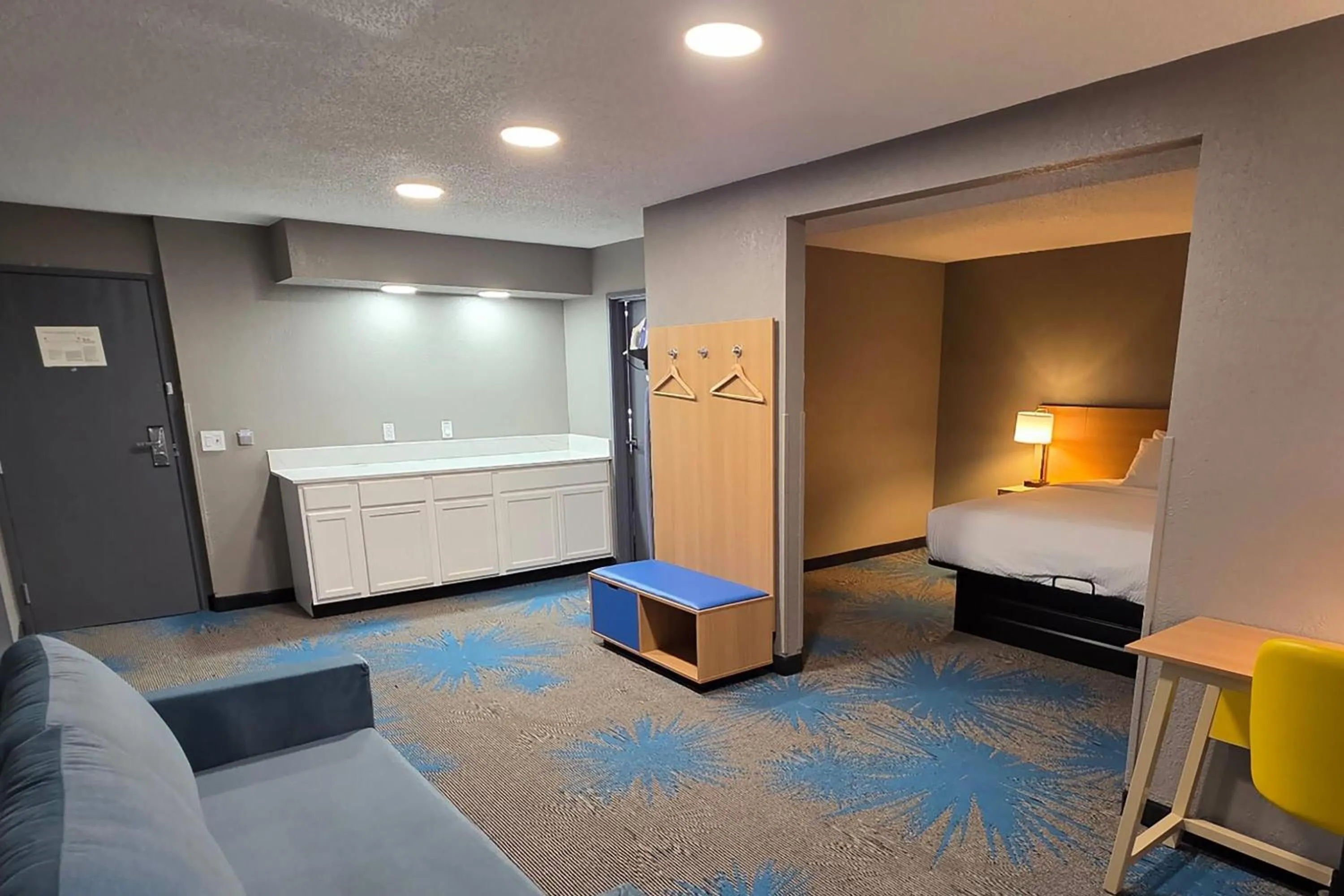 Photo of the whole room, Bed in Days Inn by Wyndham Waukegan