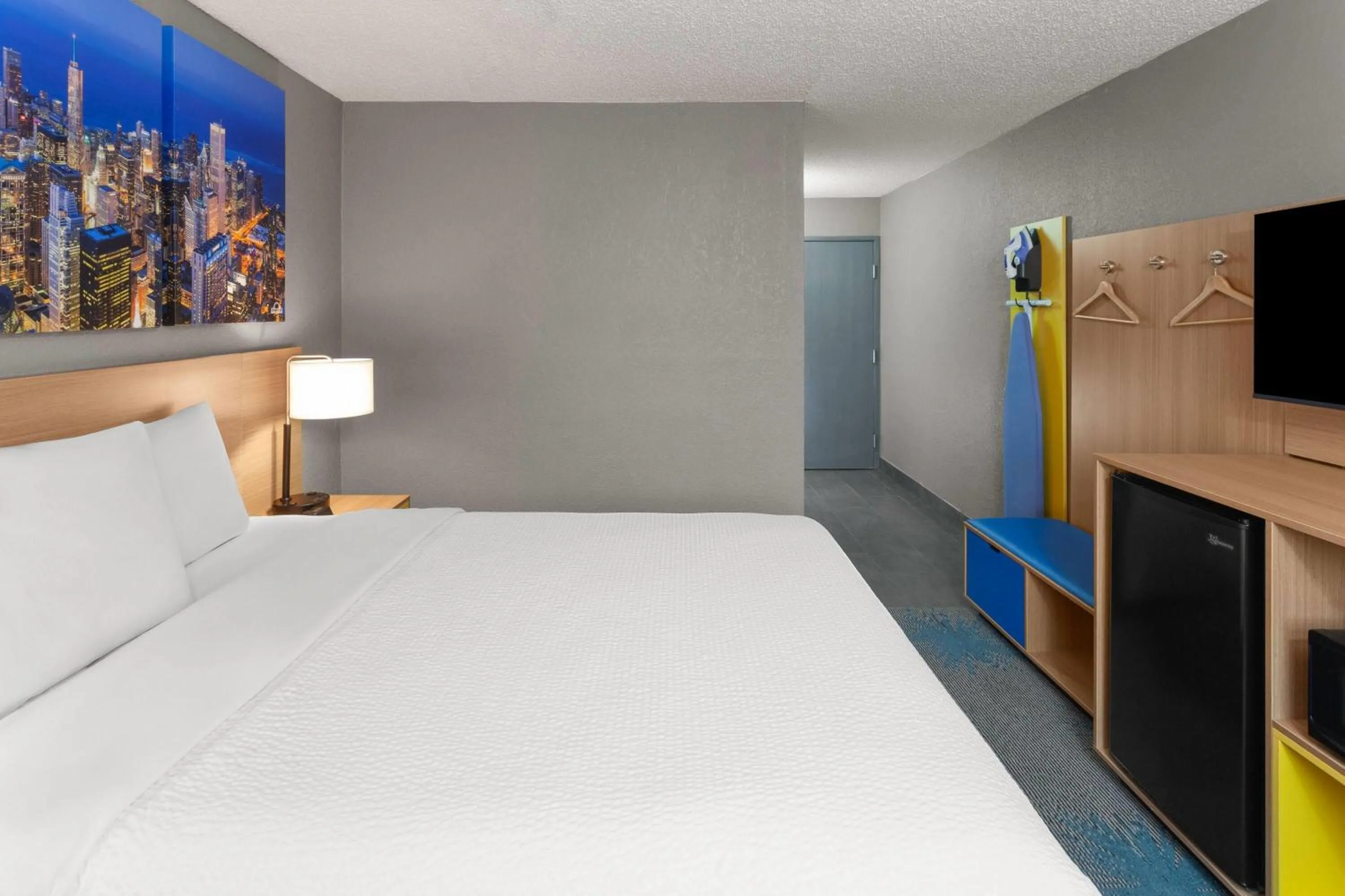 Photo of the whole room, Bed in Days Inn by Wyndham Waukegan