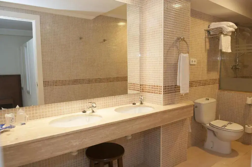 Bathroom in Lloyds Beach Club Bathroom in Lloyds Beach Club