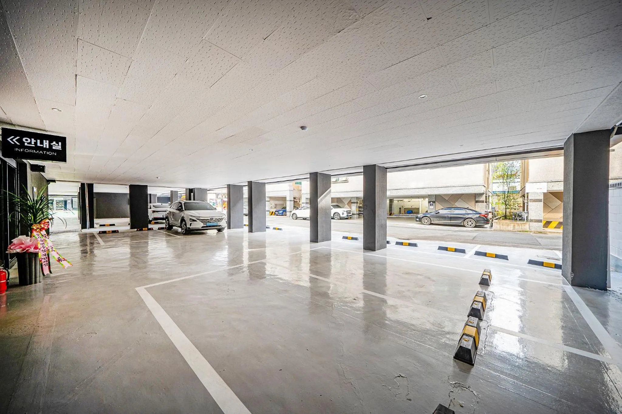 Parking in Hound Hotel Gumi indong