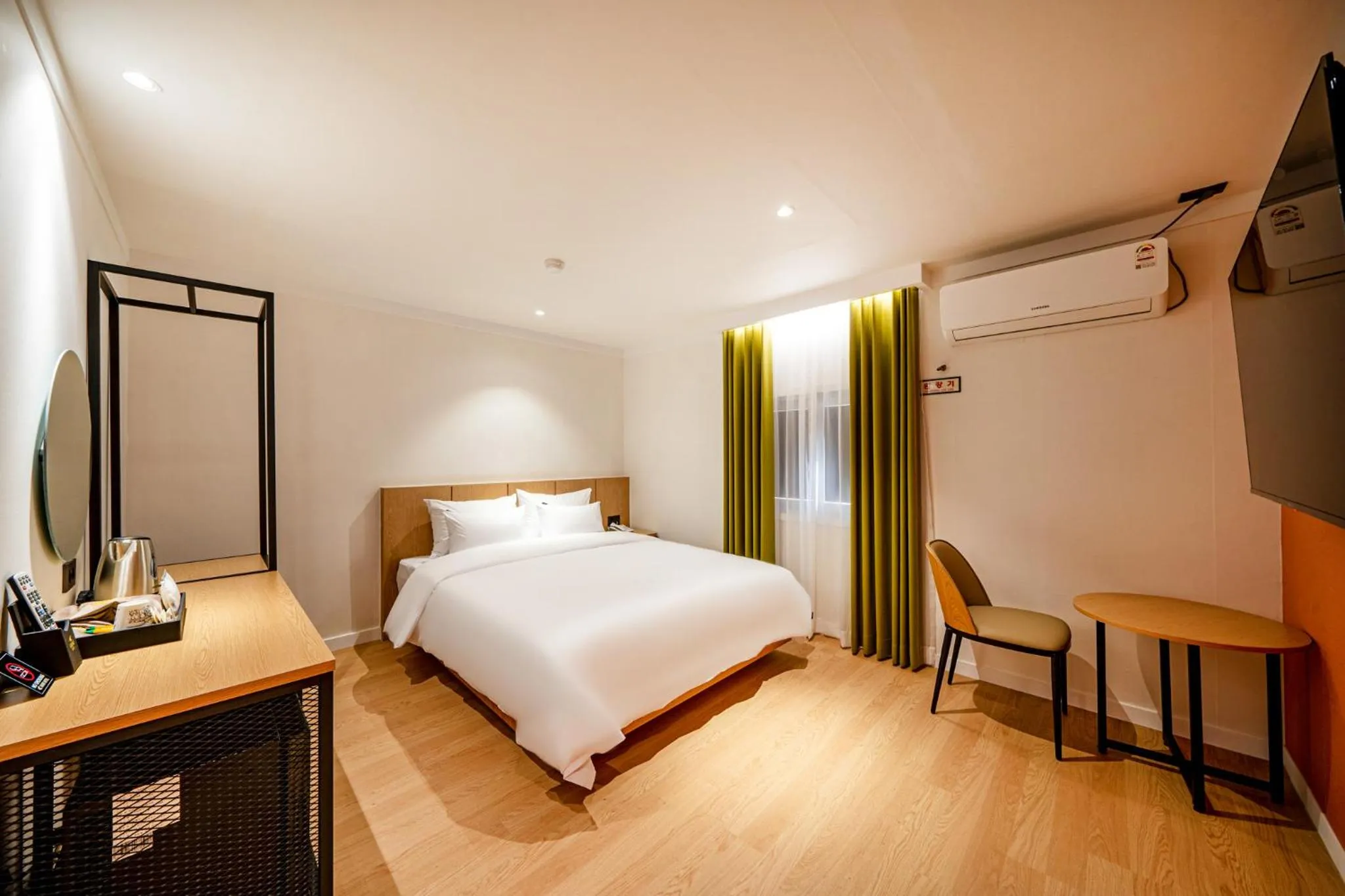 Photo of the whole room, Bed in Hound Hotel Gumi indong