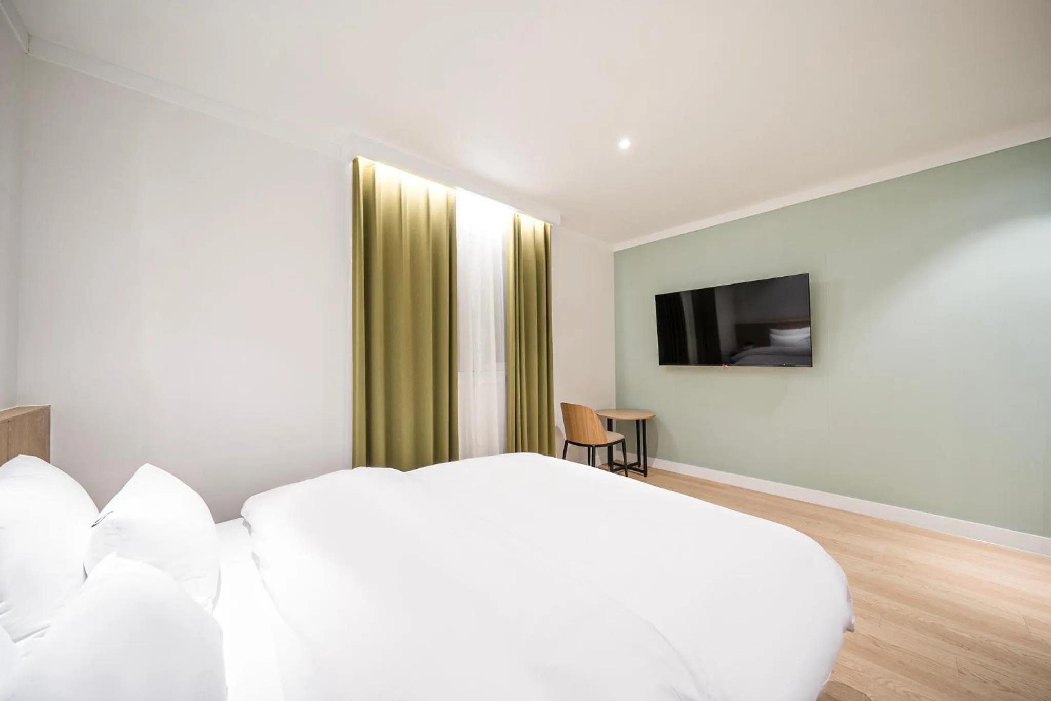 Photo of the whole room, Bed in Hound Hotel Gumi indong