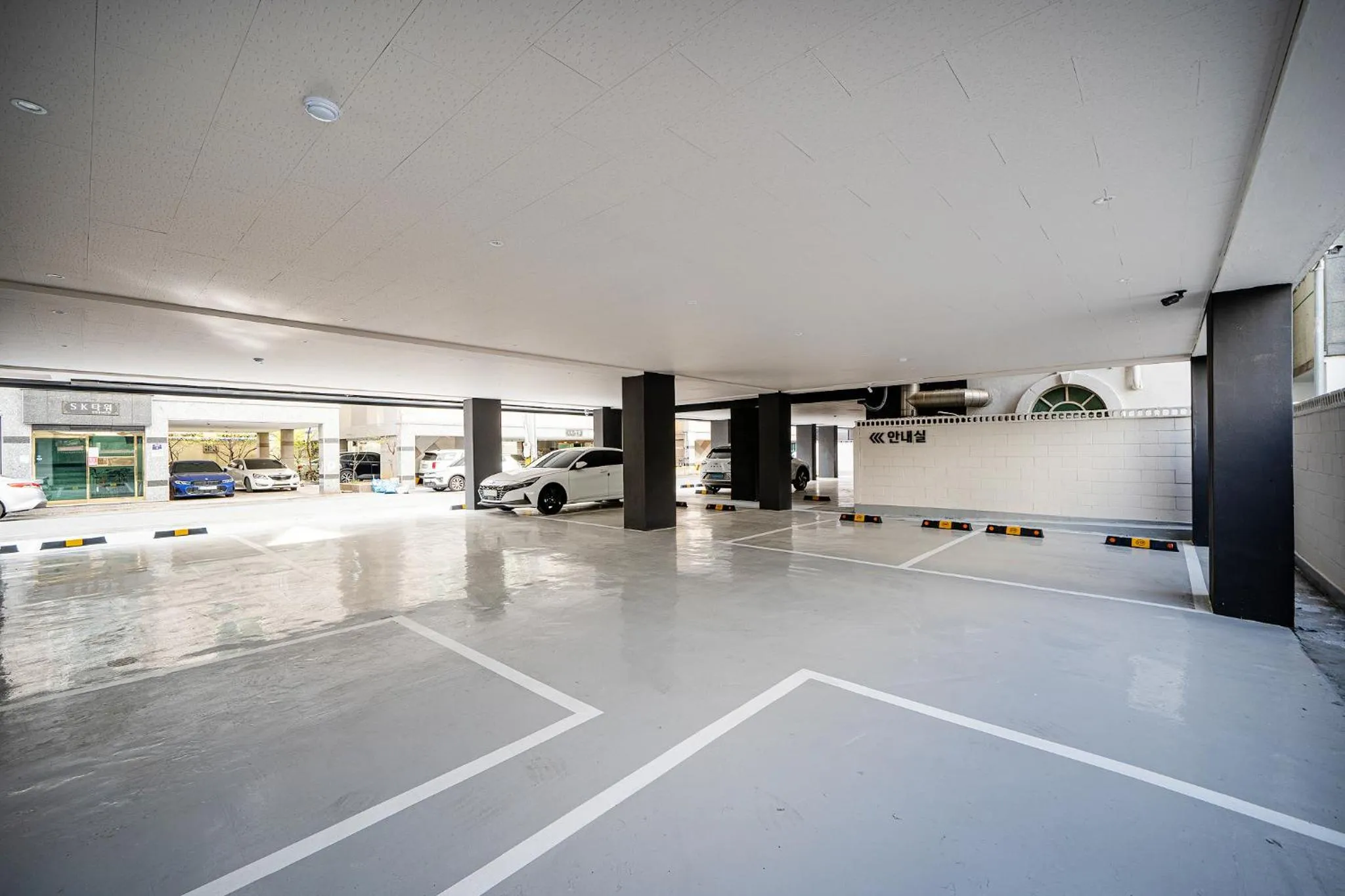 Parking in Hound Hotel Gumi indong