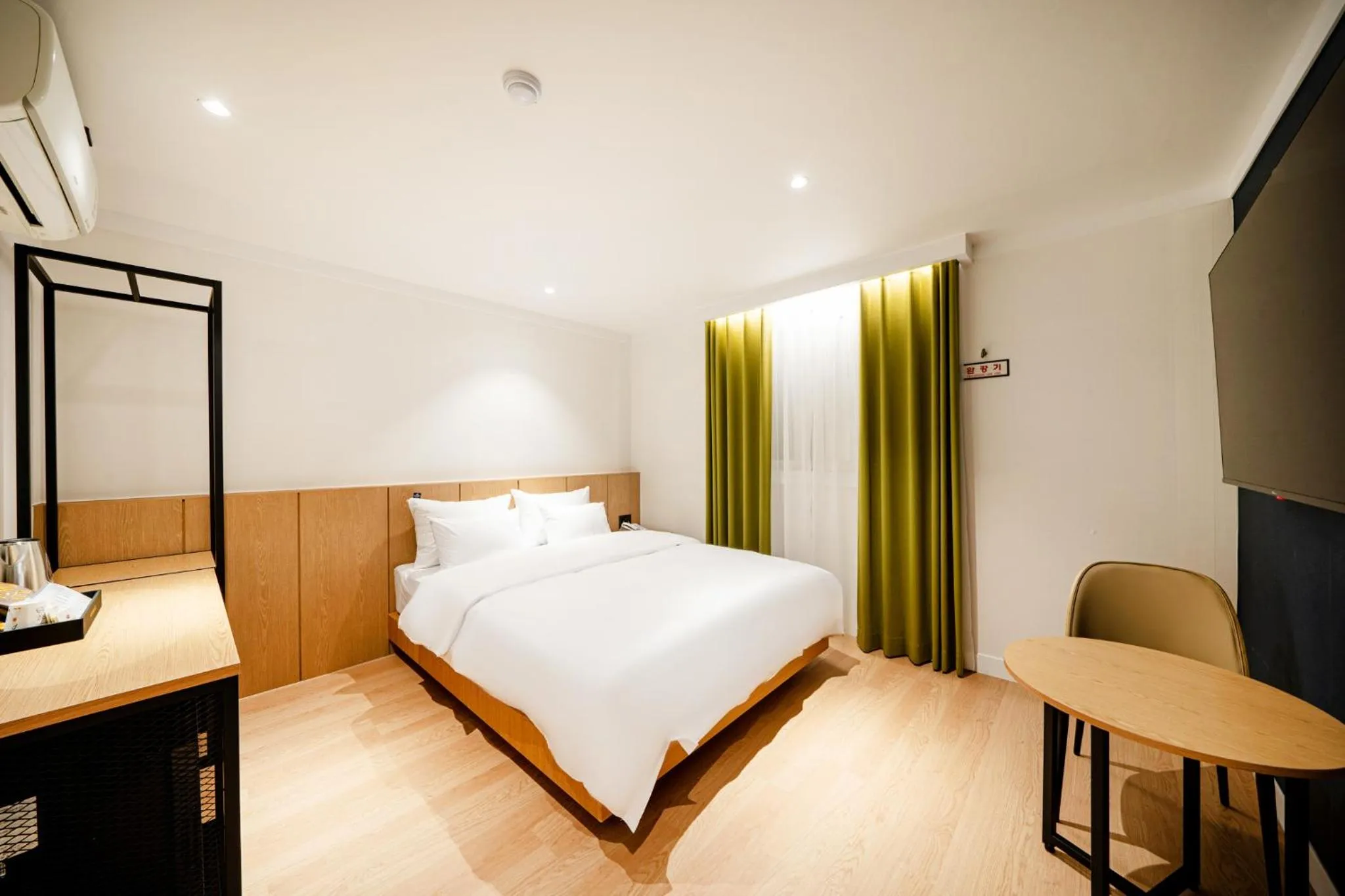 Photo of the whole room, Bed in Hound Hotel Gumi indong