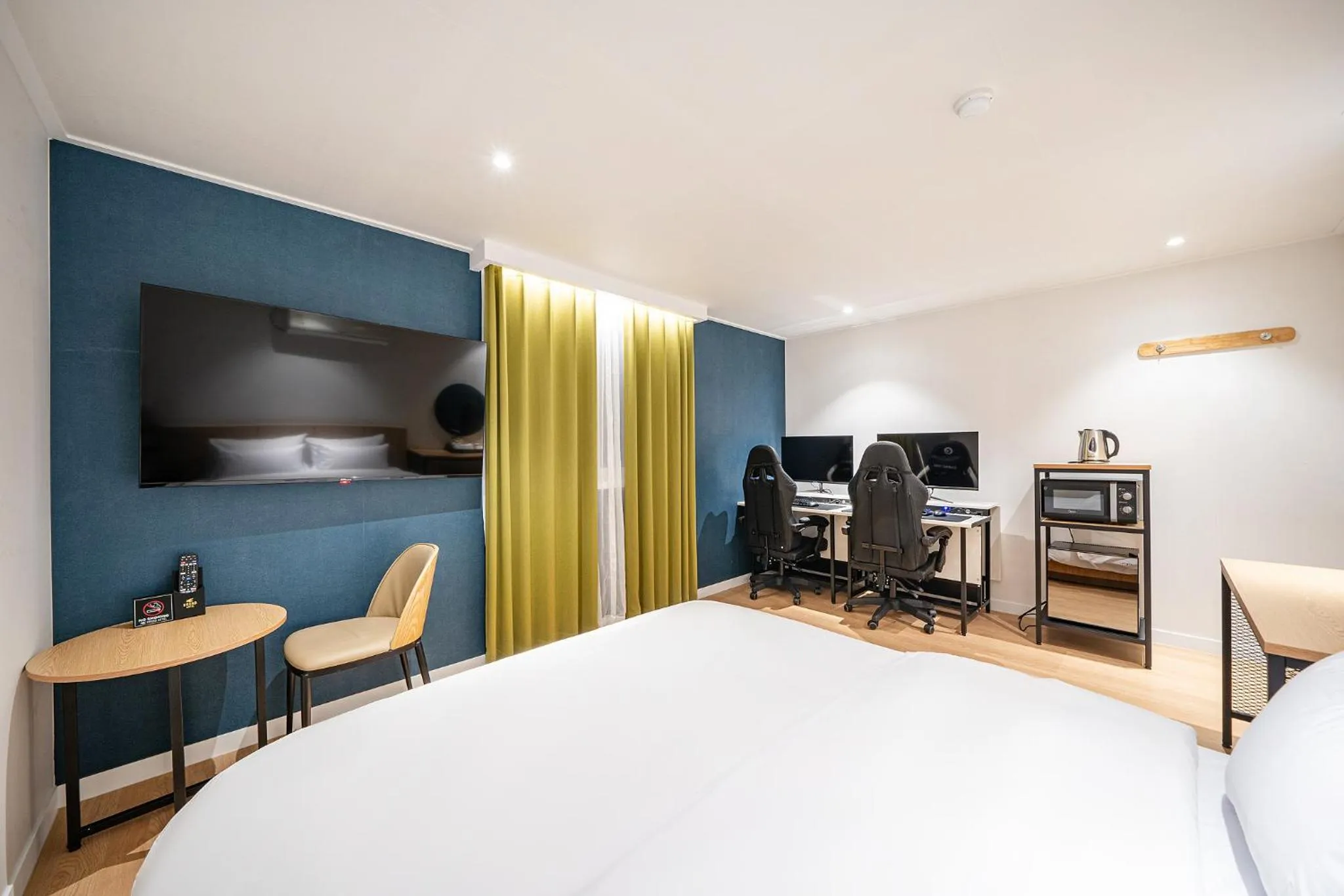 Photo of the whole room, Bed in Hound Hotel Gumi indong