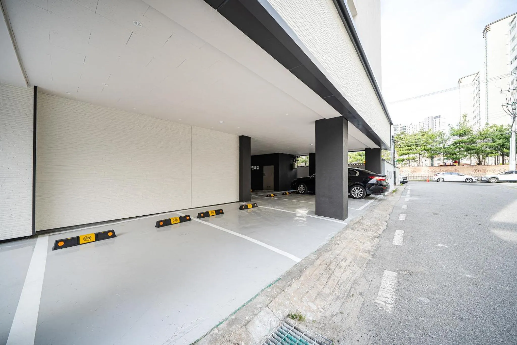 Parking in Hound Hotel Gumi indong