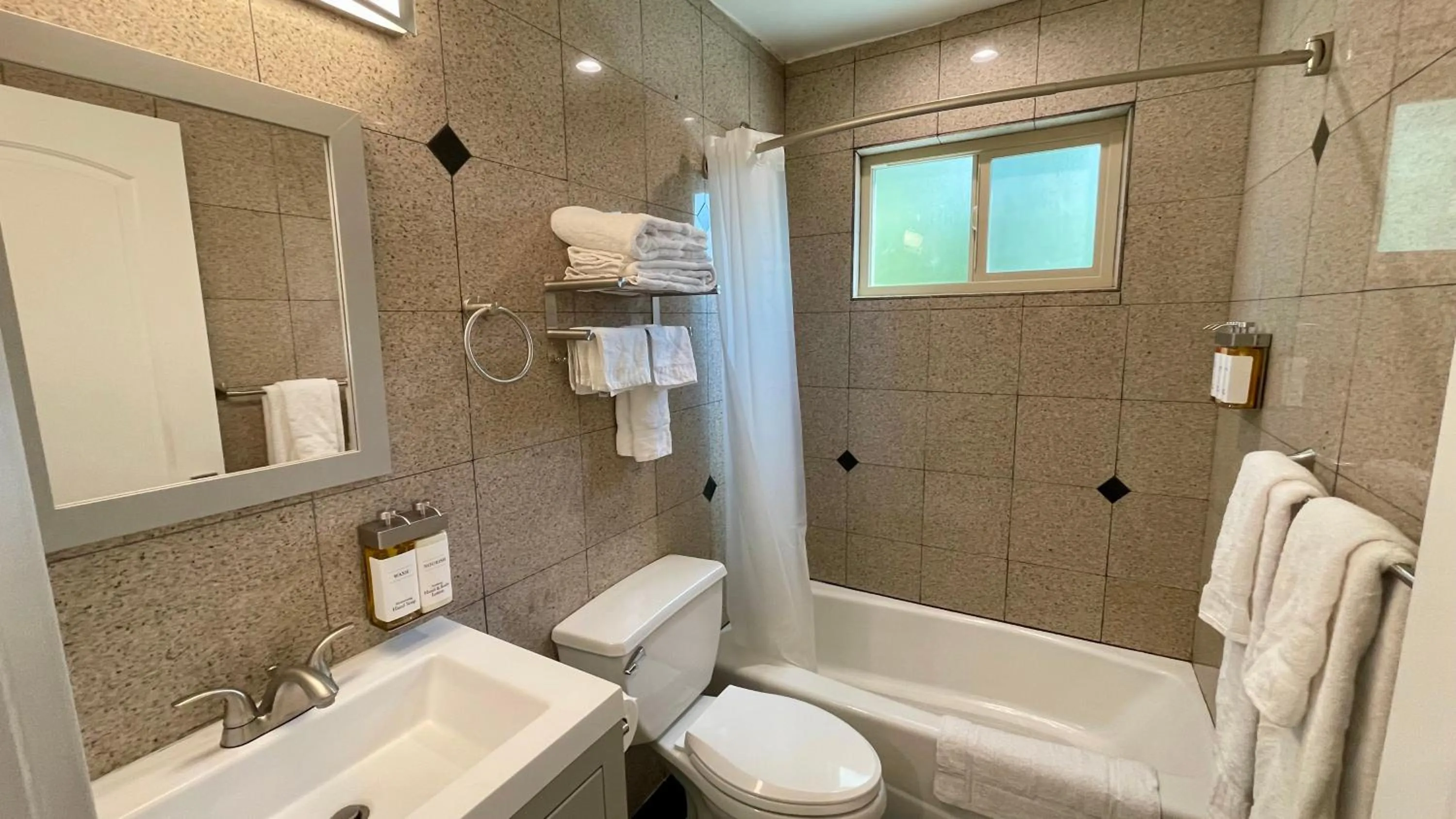 Shower in Quintessence ApartHotel