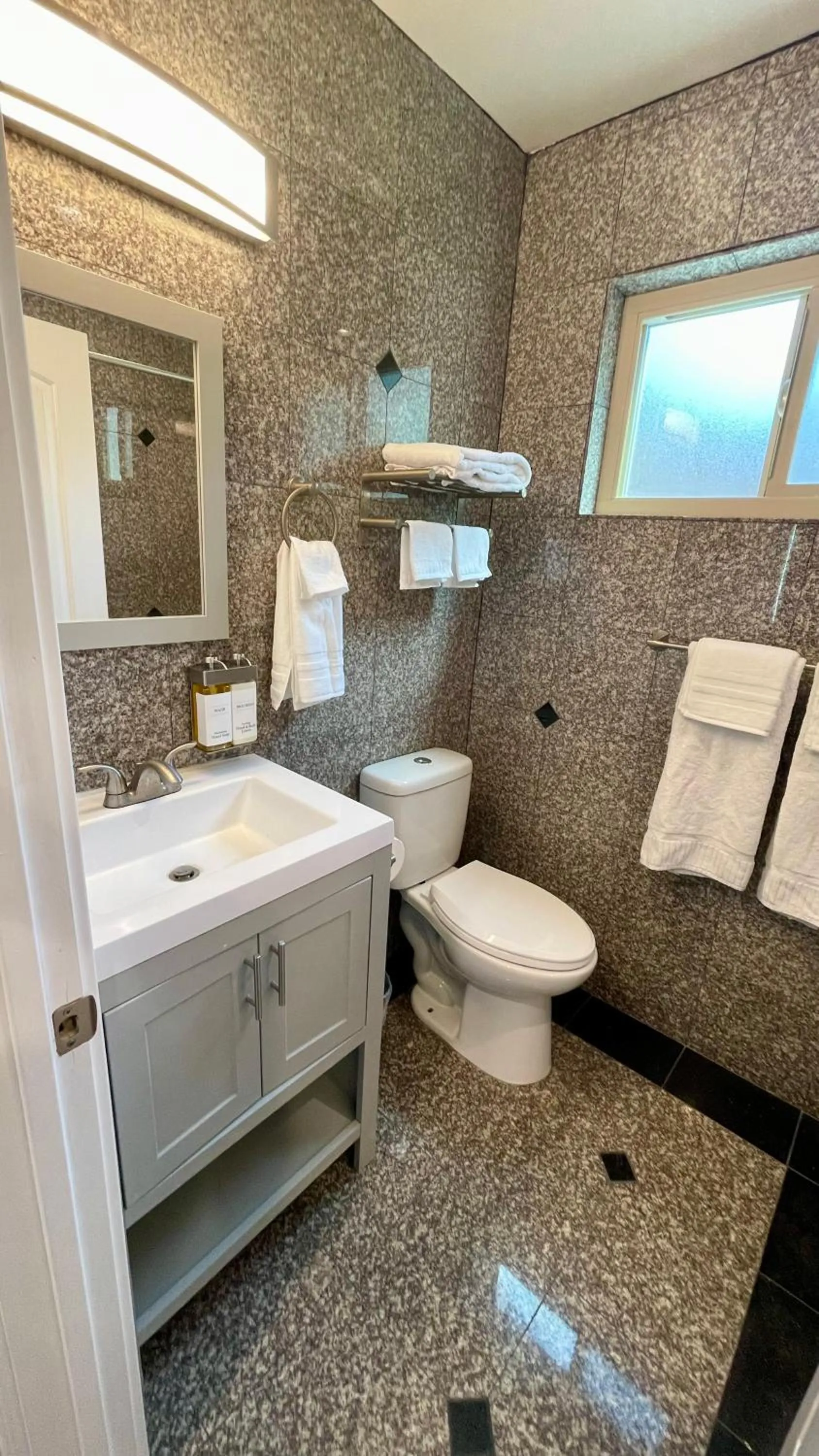 Shower in Quintessence ApartHotel