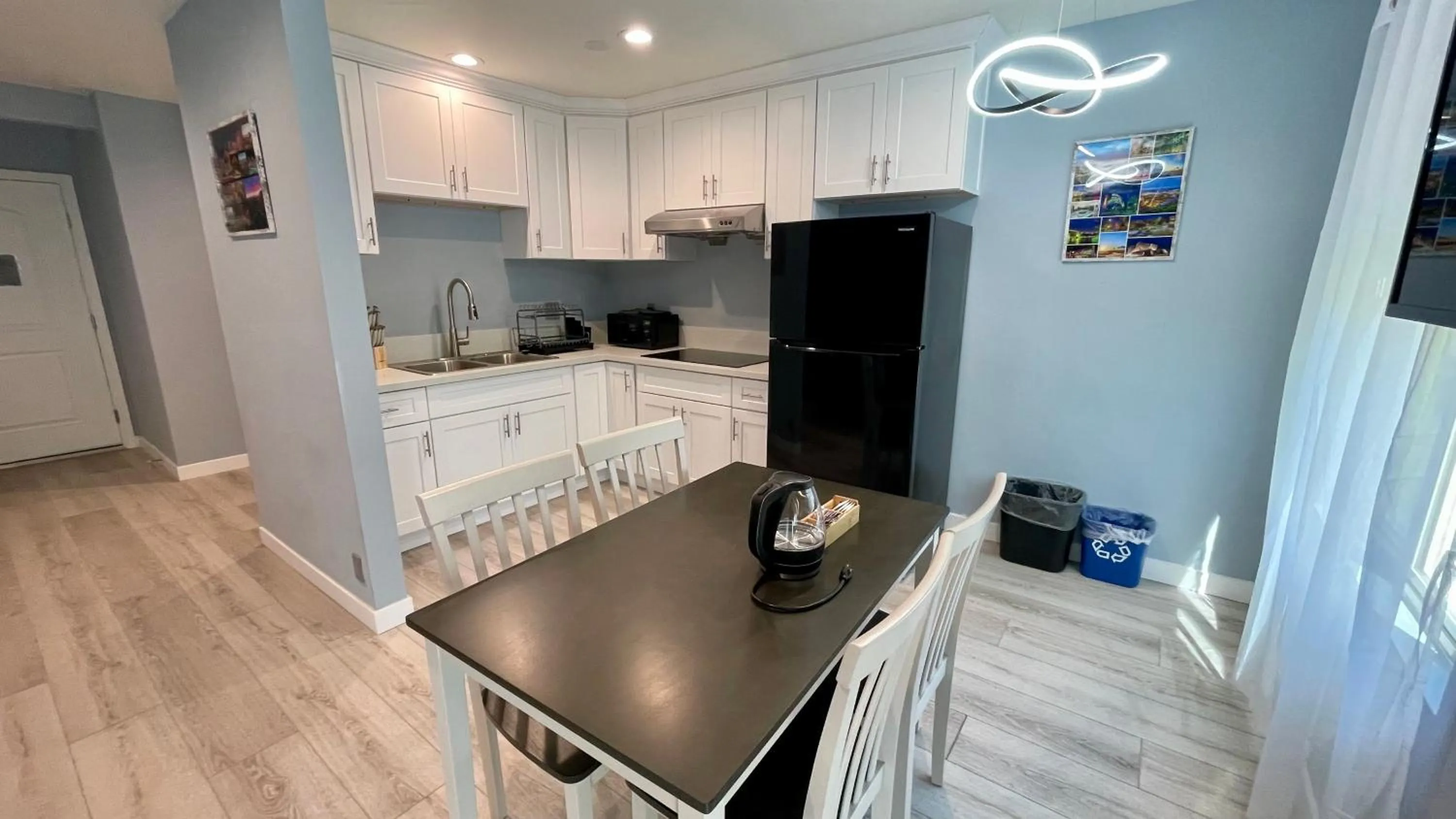 Kitchen or kitchenette in Quintessence ApartHotel