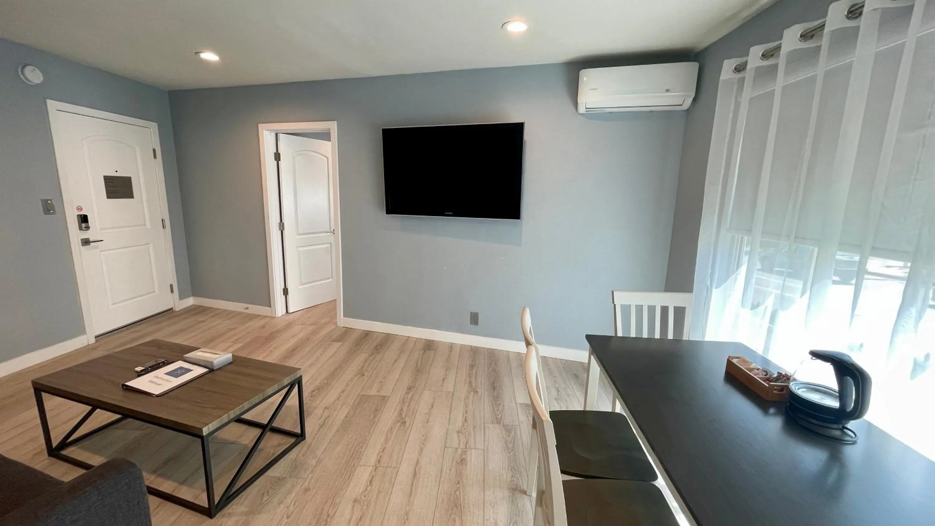 TV and multimedia in Quintessence ApartHotel