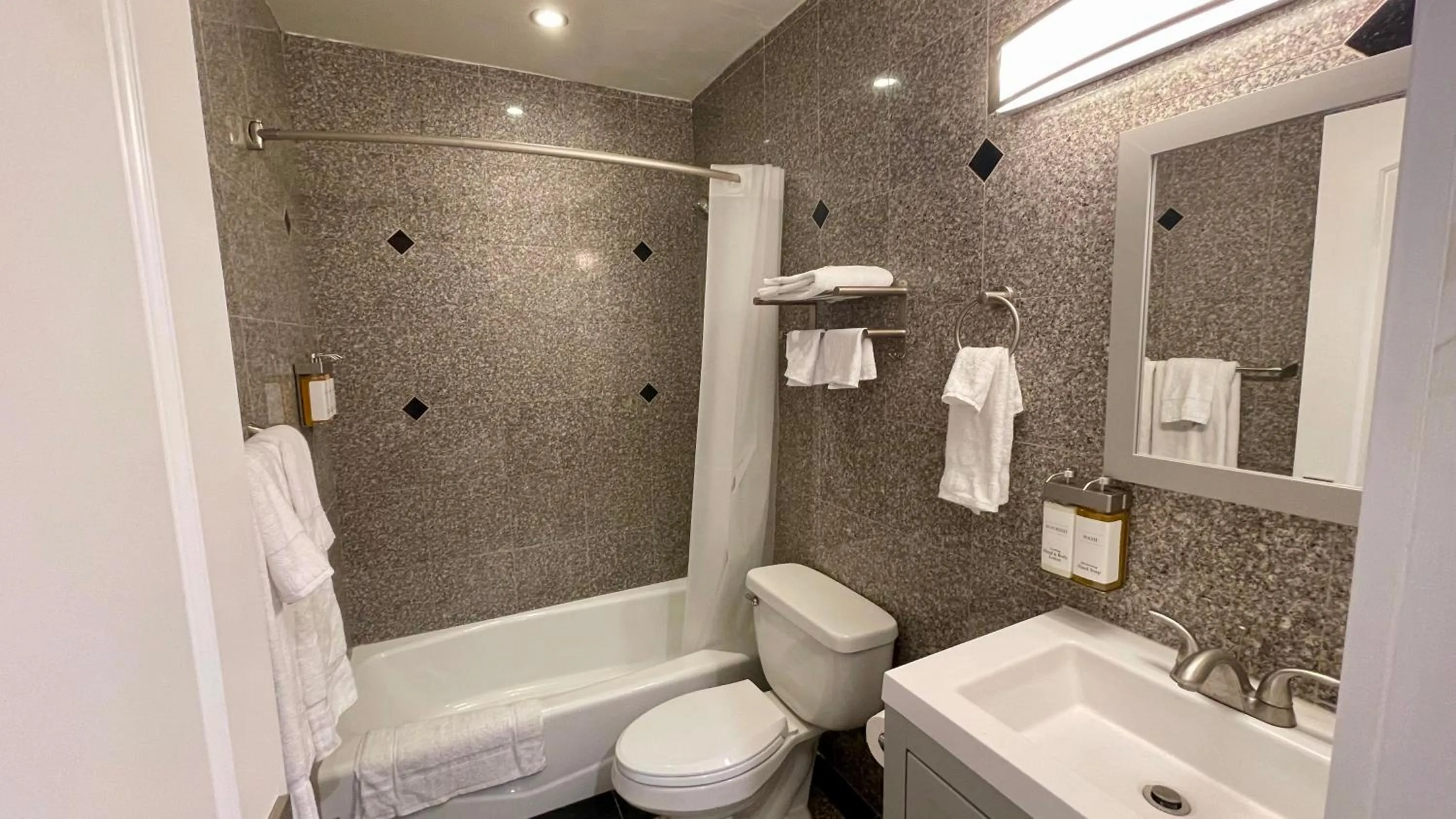 Shower in Quintessence ApartHotel
