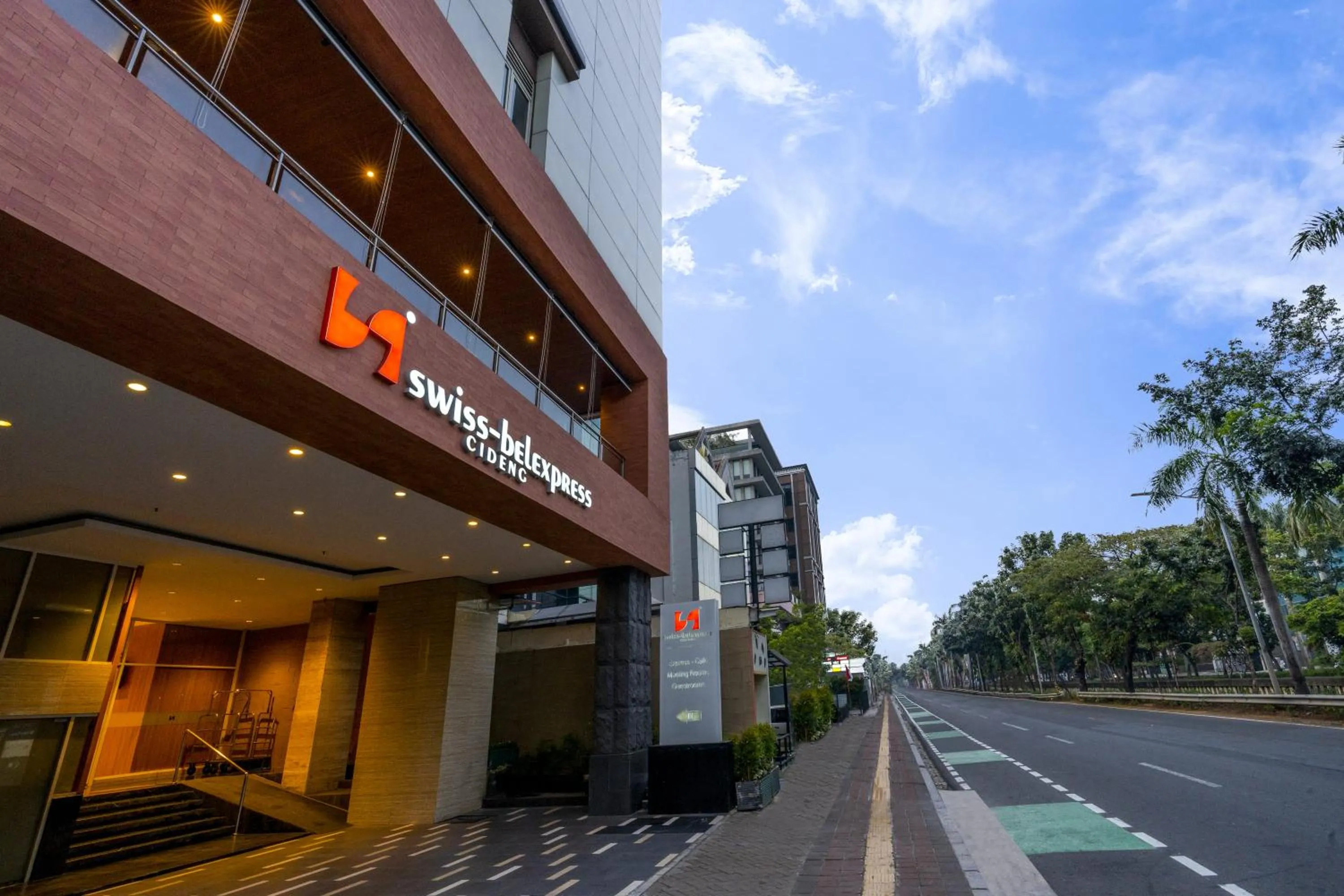 Facade/entrance in Swiss-Belexpress Cideng