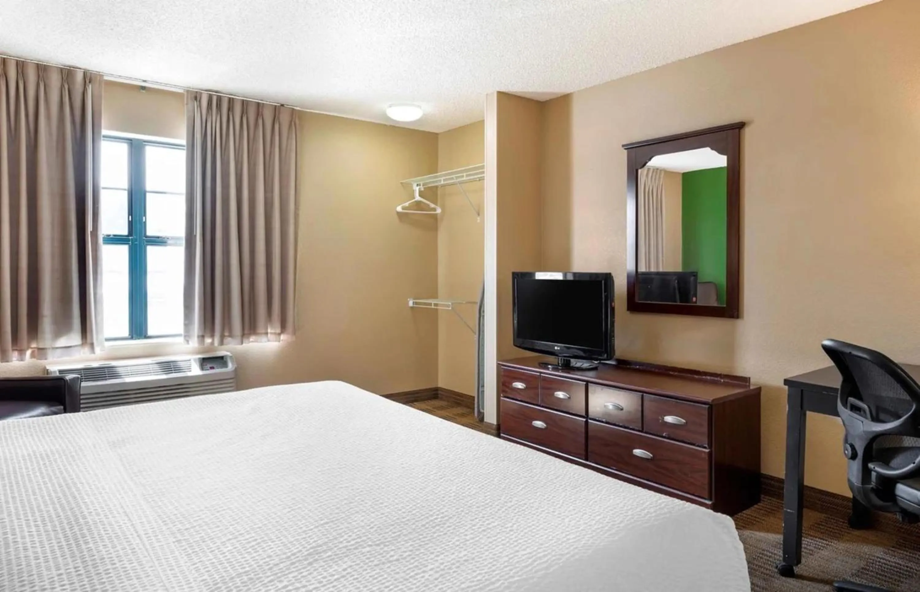 TV and multimedia, Bed in Relax Suites Extended Stay - La Mirada