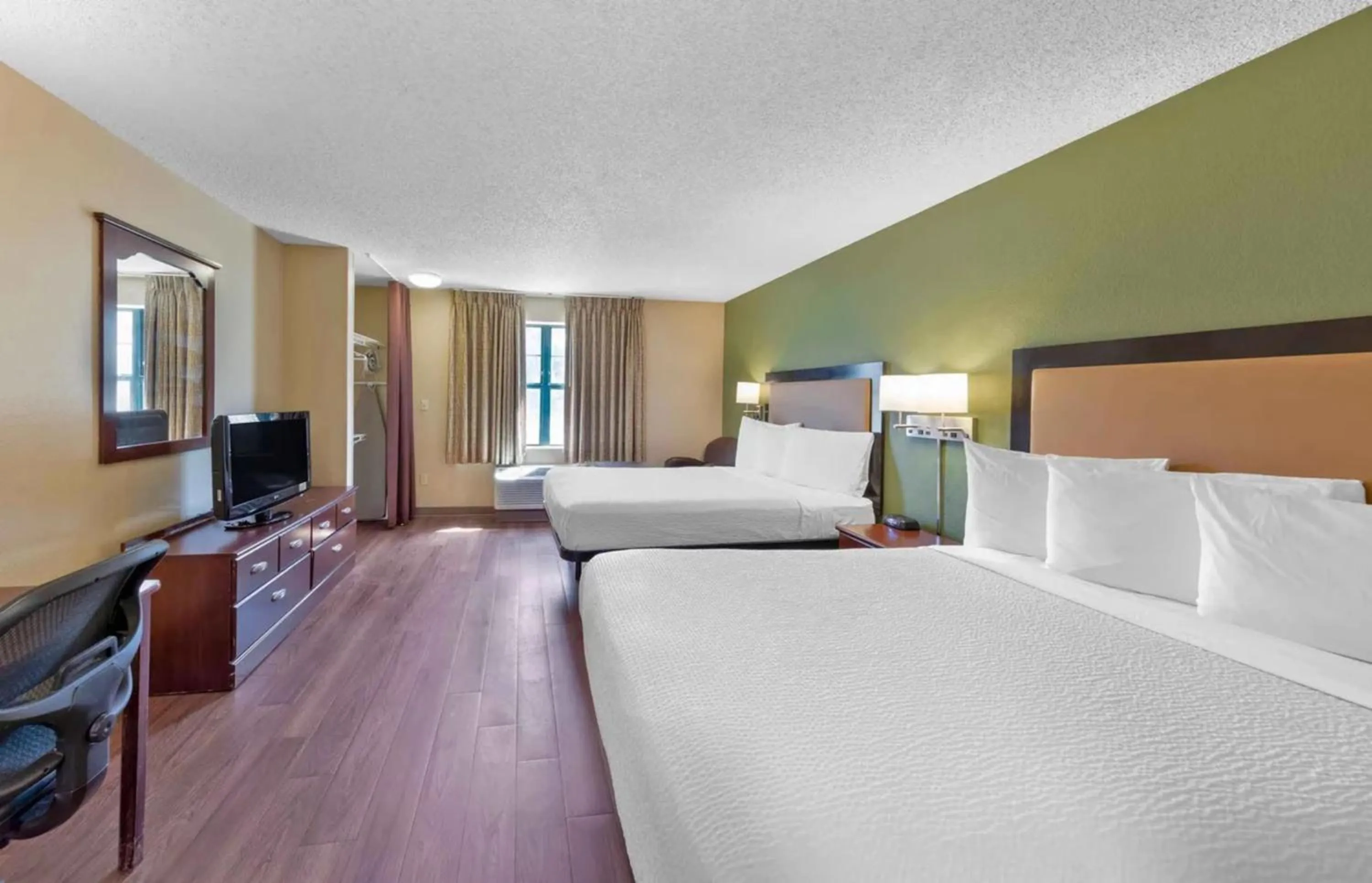 Photo of the whole room, Bed in Relax Suites Extended Stay - La Mirada
