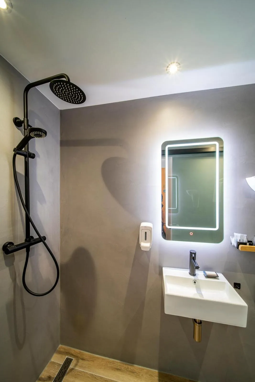 Bathroom in Jupiter Hotel