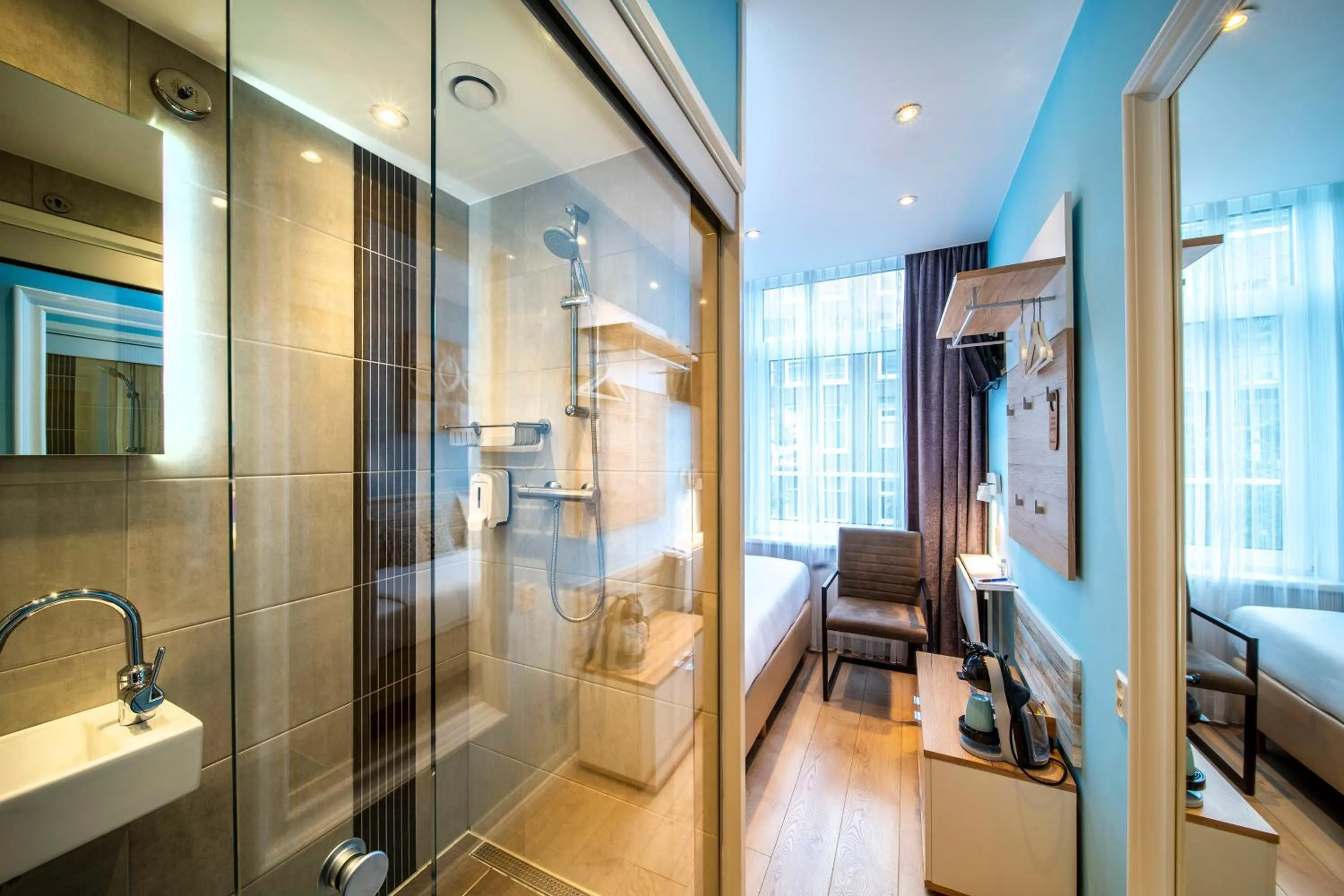 Bathroom in Jupiter Hotel