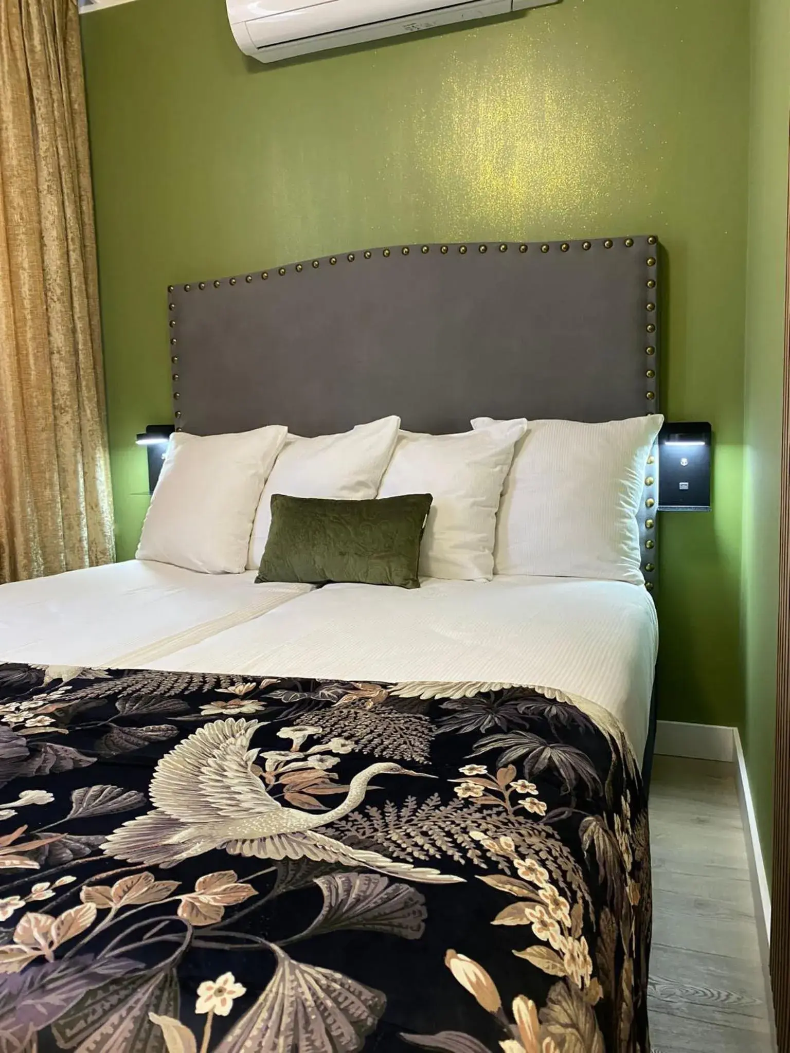 Bed in Jupiter Hotel Bed in Jupiter Hotel