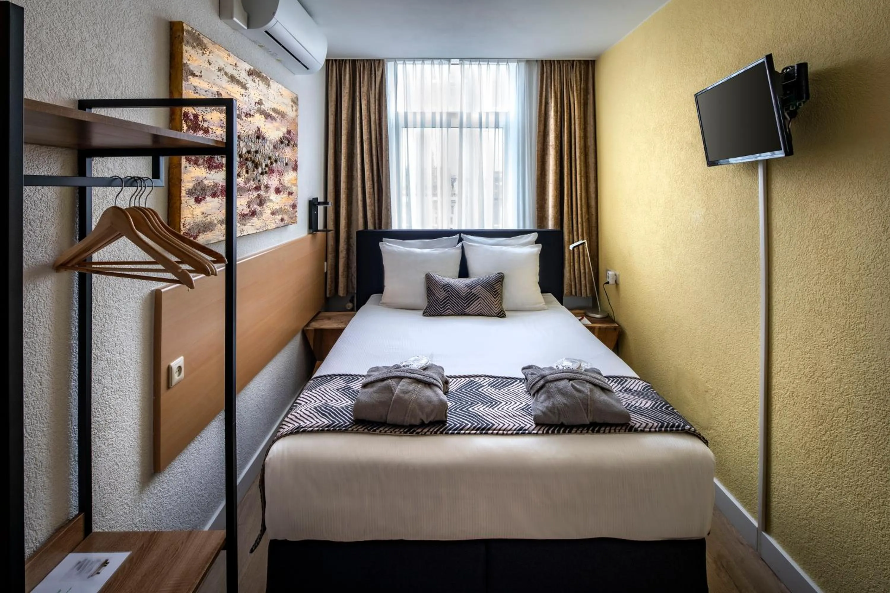 Double or Twin Room with Shared Bathroom in Jupiter Hotel