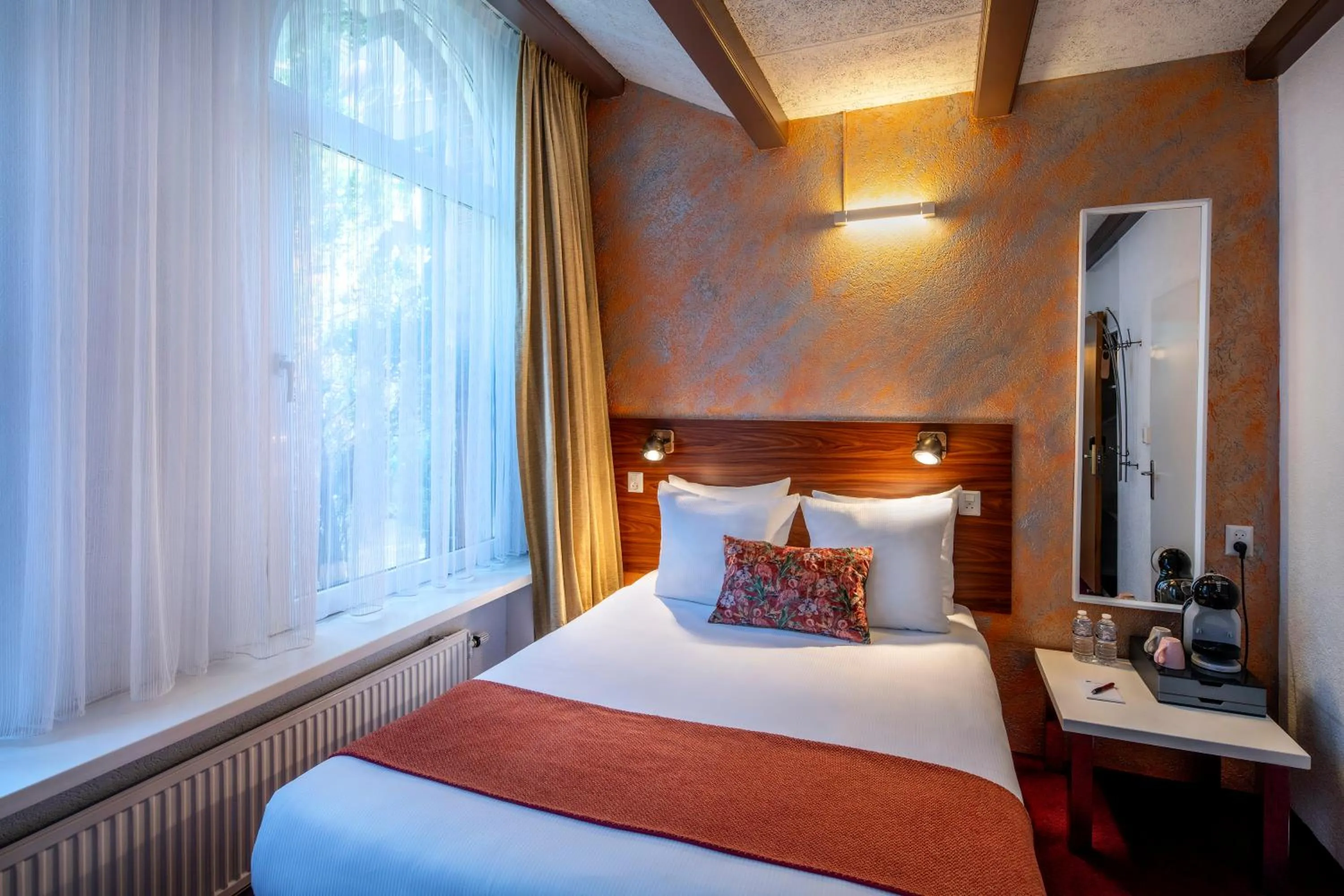 Bedroom, Bed in Jupiter Hotel