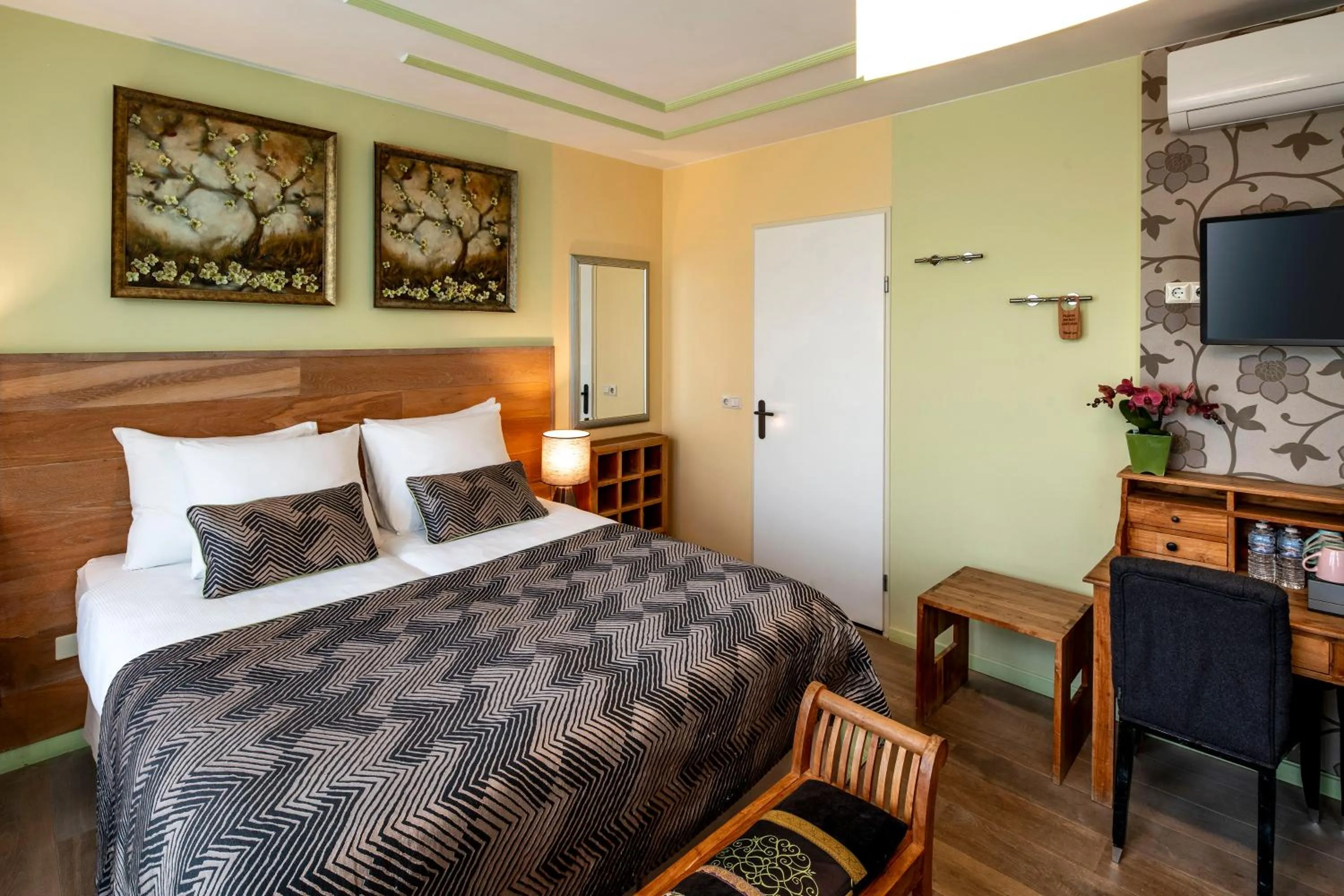 Photo of the whole room, Bed in Jupiter Hotel