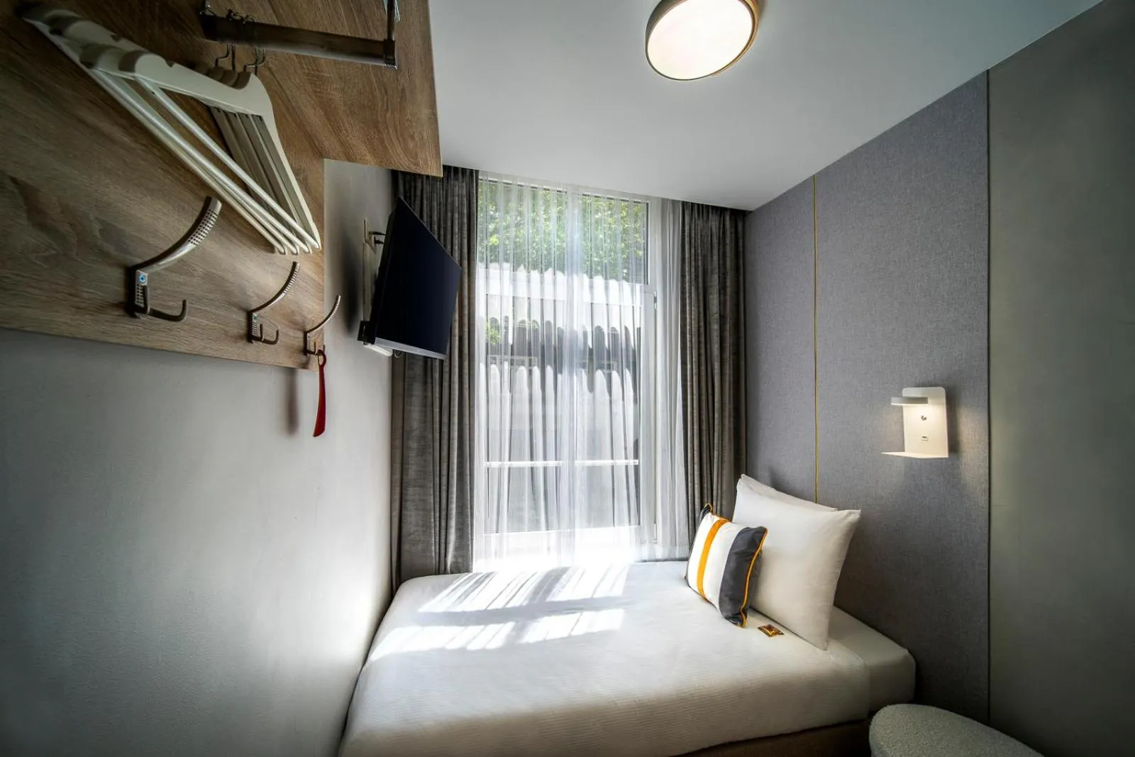 Bed in Jupiter Hotel