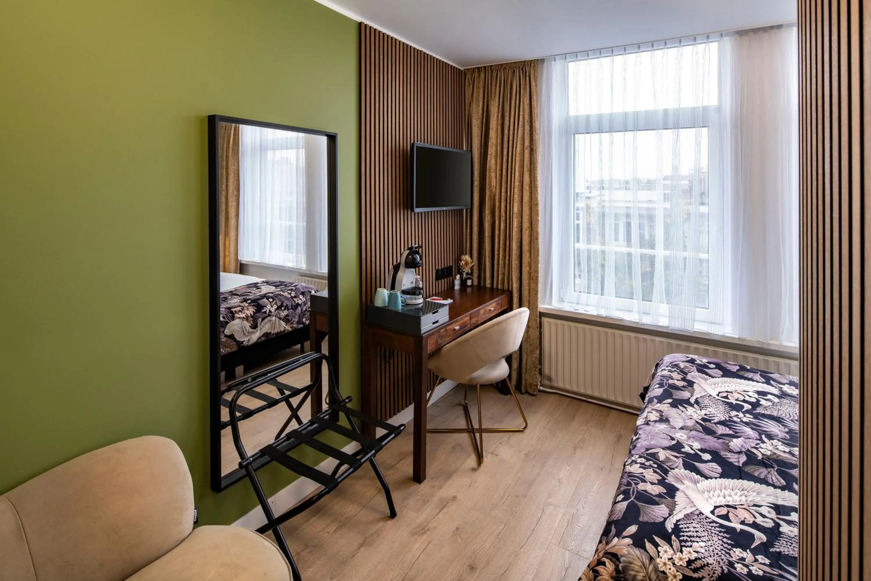 Seating area, Bed in Jupiter Hotel