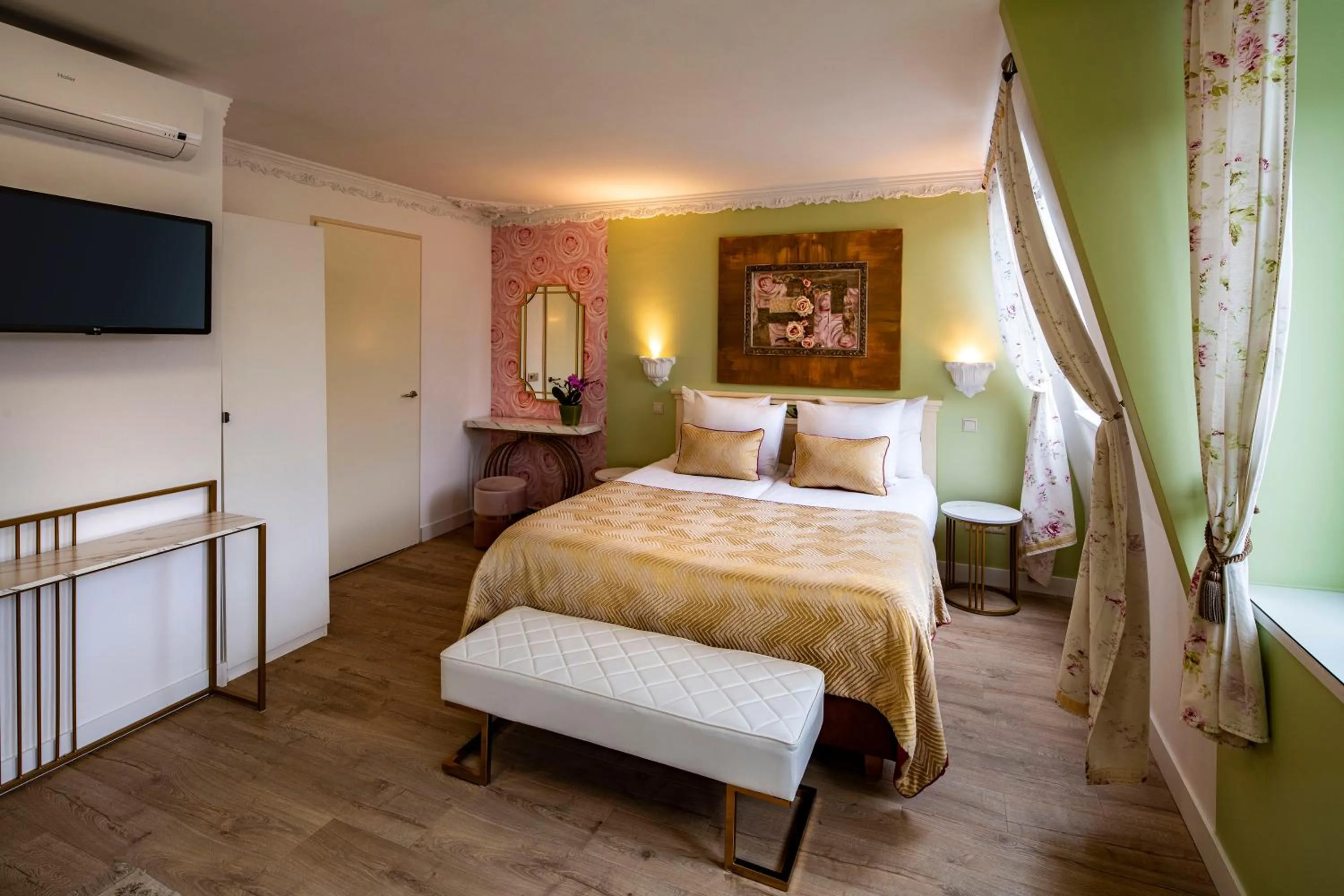 Bedroom, Bed in Jupiter Hotel