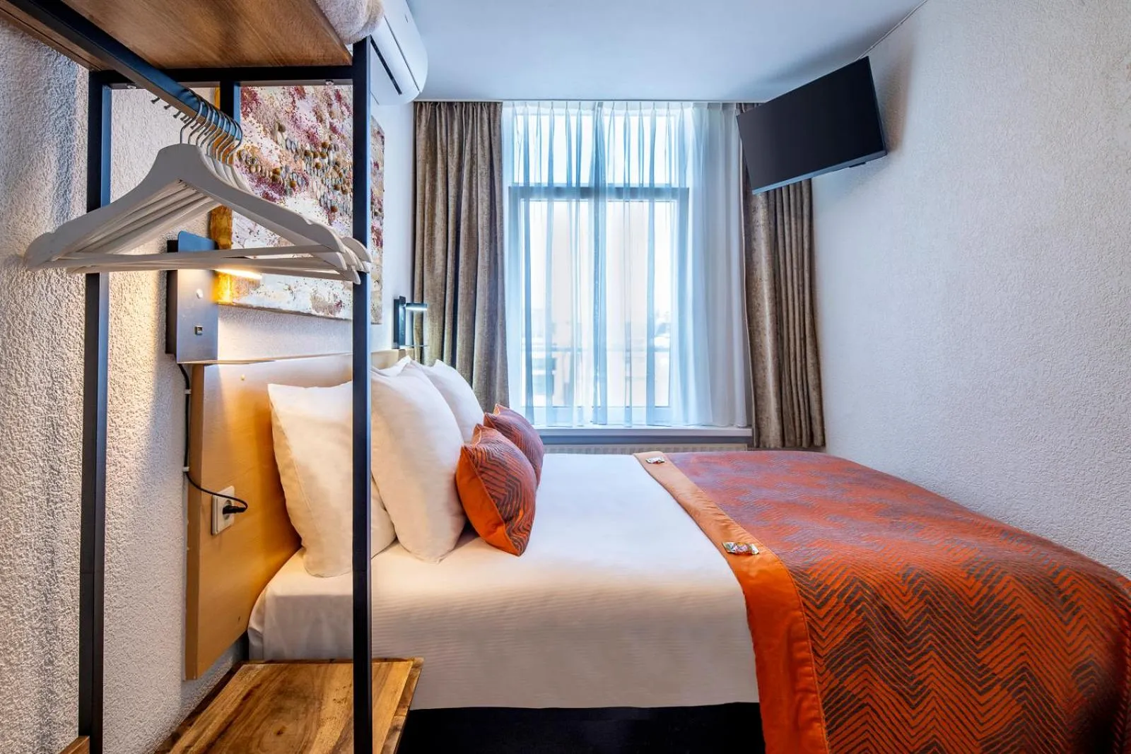 Communal lounge/ TV room, Bed in Jupiter Hotel