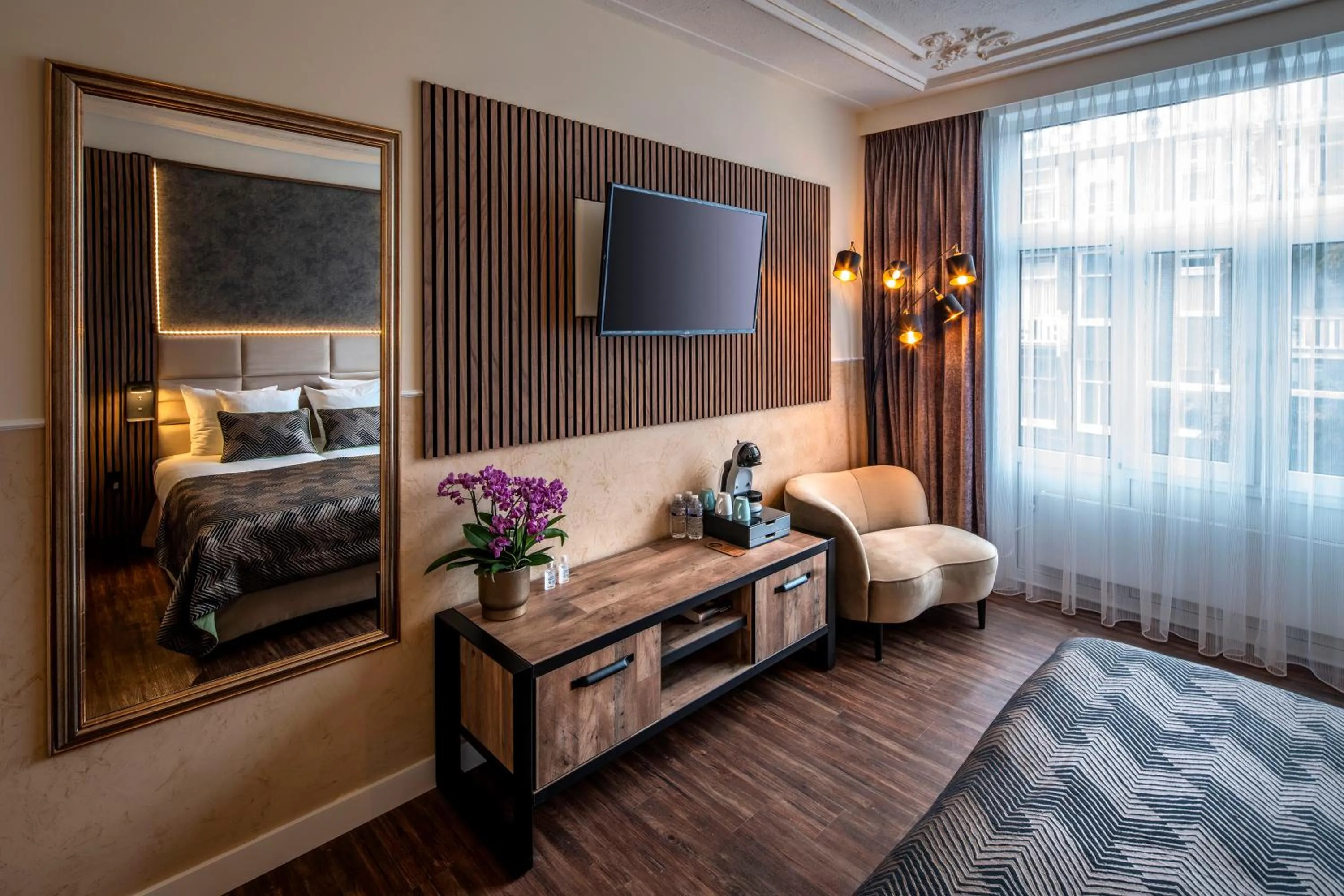 Seating area, Bed in Jupiter Hotel