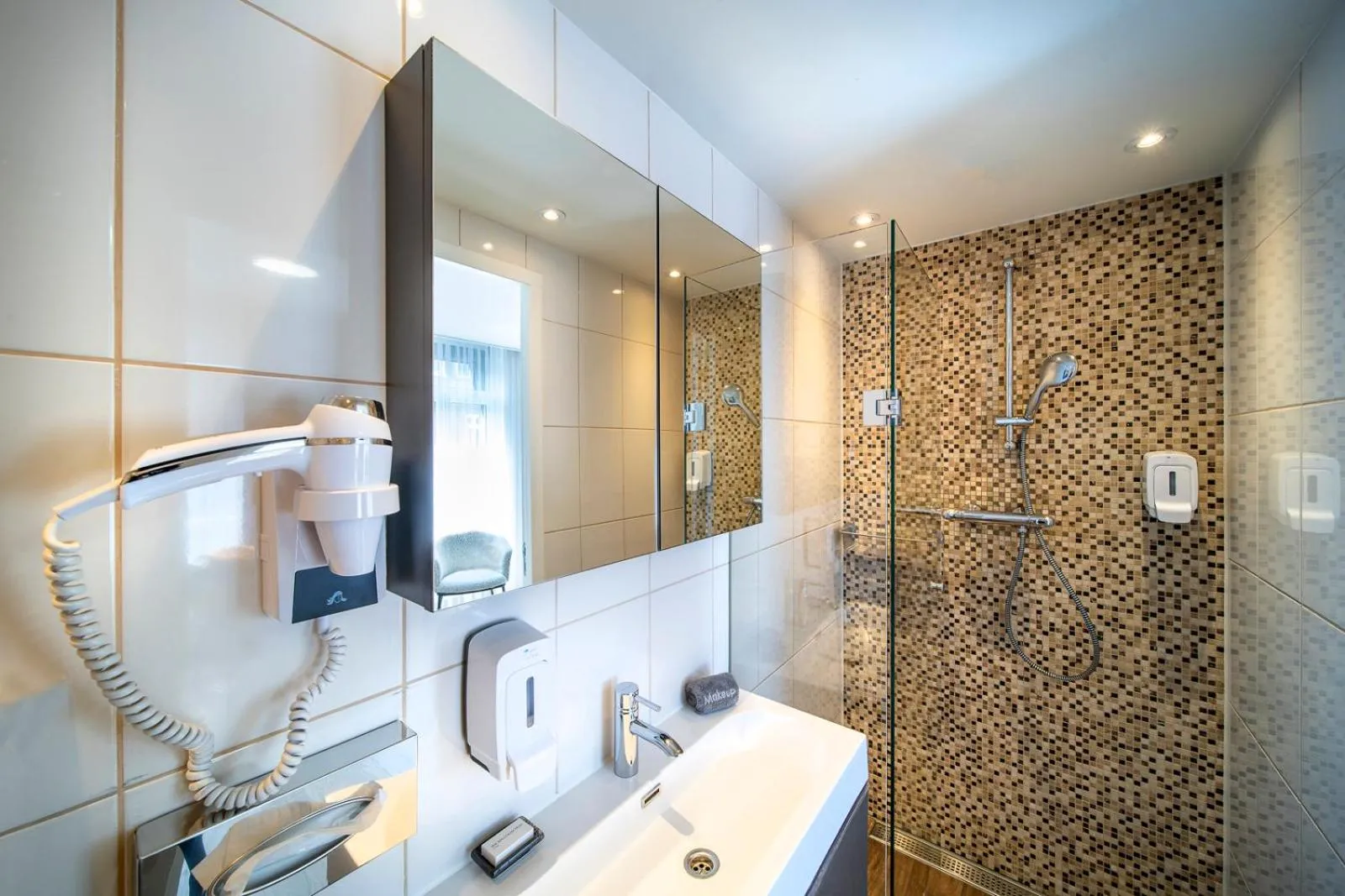 Shower in Jupiter Hotel