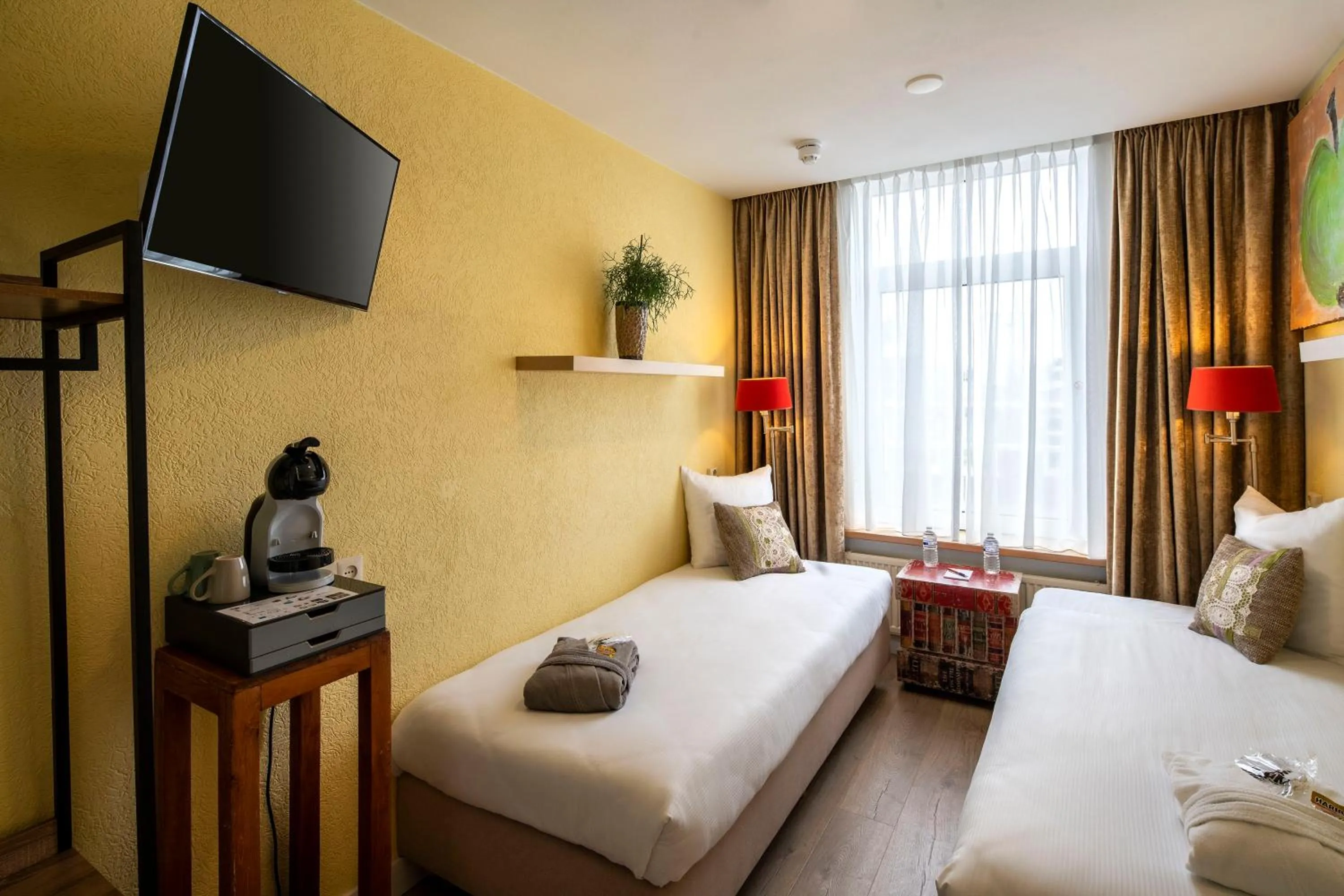 Bedroom, Bed in Jupiter Hotel