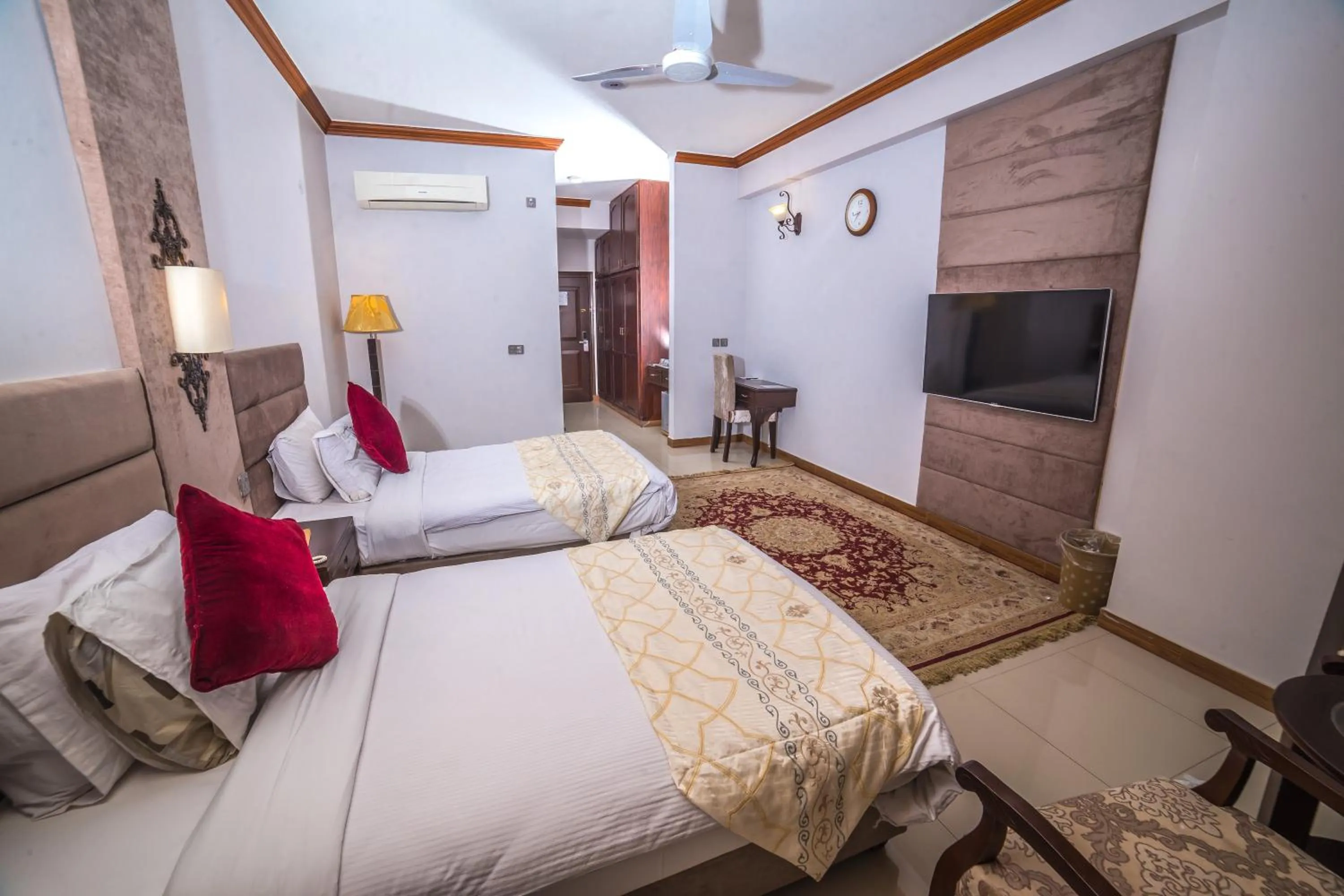 Breakfast, Bed in Shelton's Rezidor Peshawar