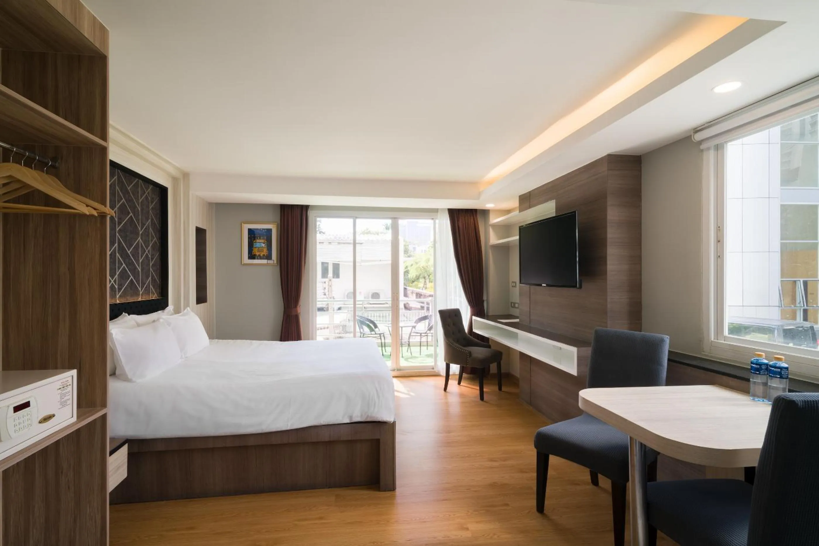 Photo of the whole room, Bed in Aspira Suites Sukhumvit 20