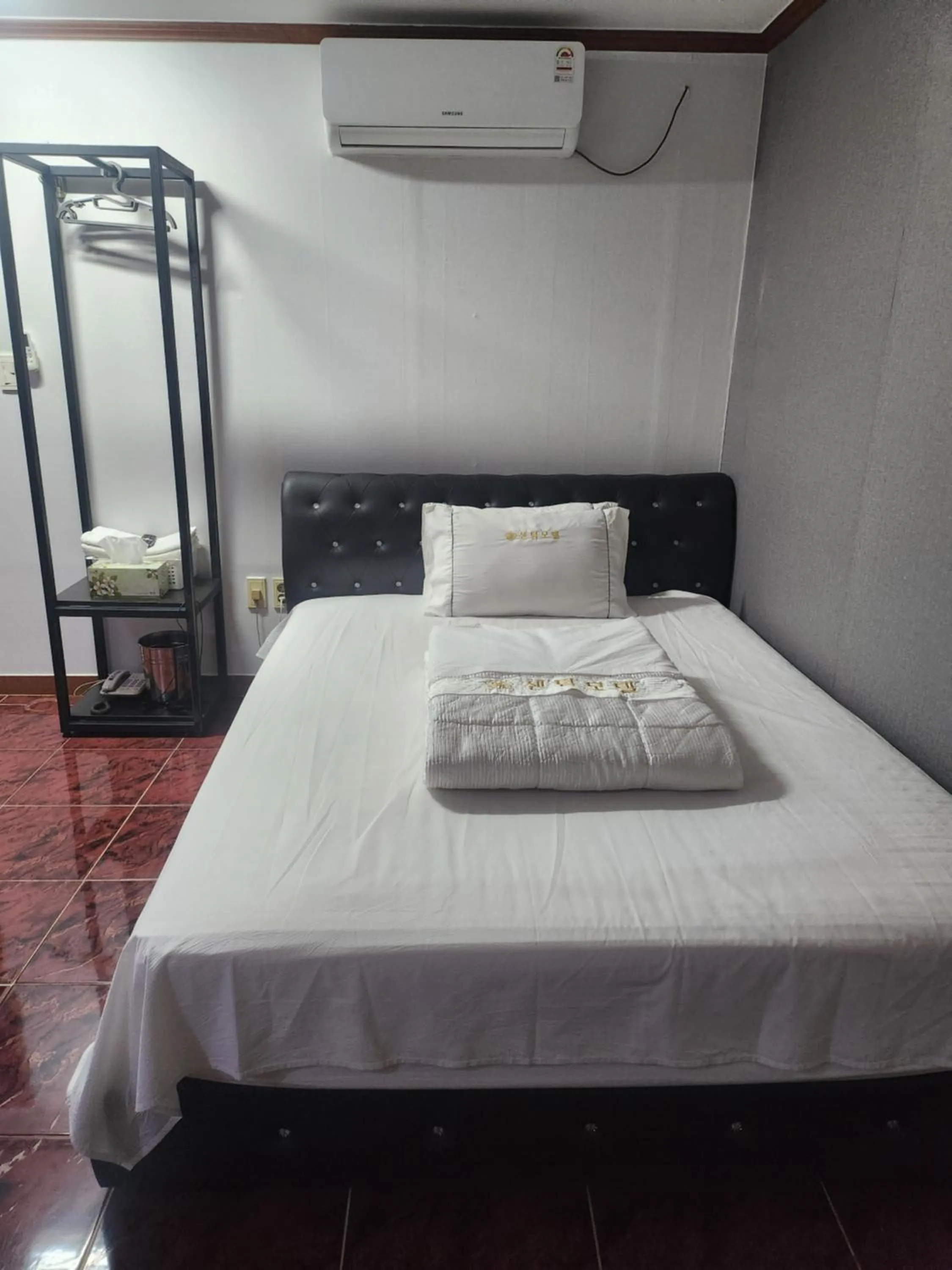 Decorative detail, Bed in Busan Station Centum Hotel