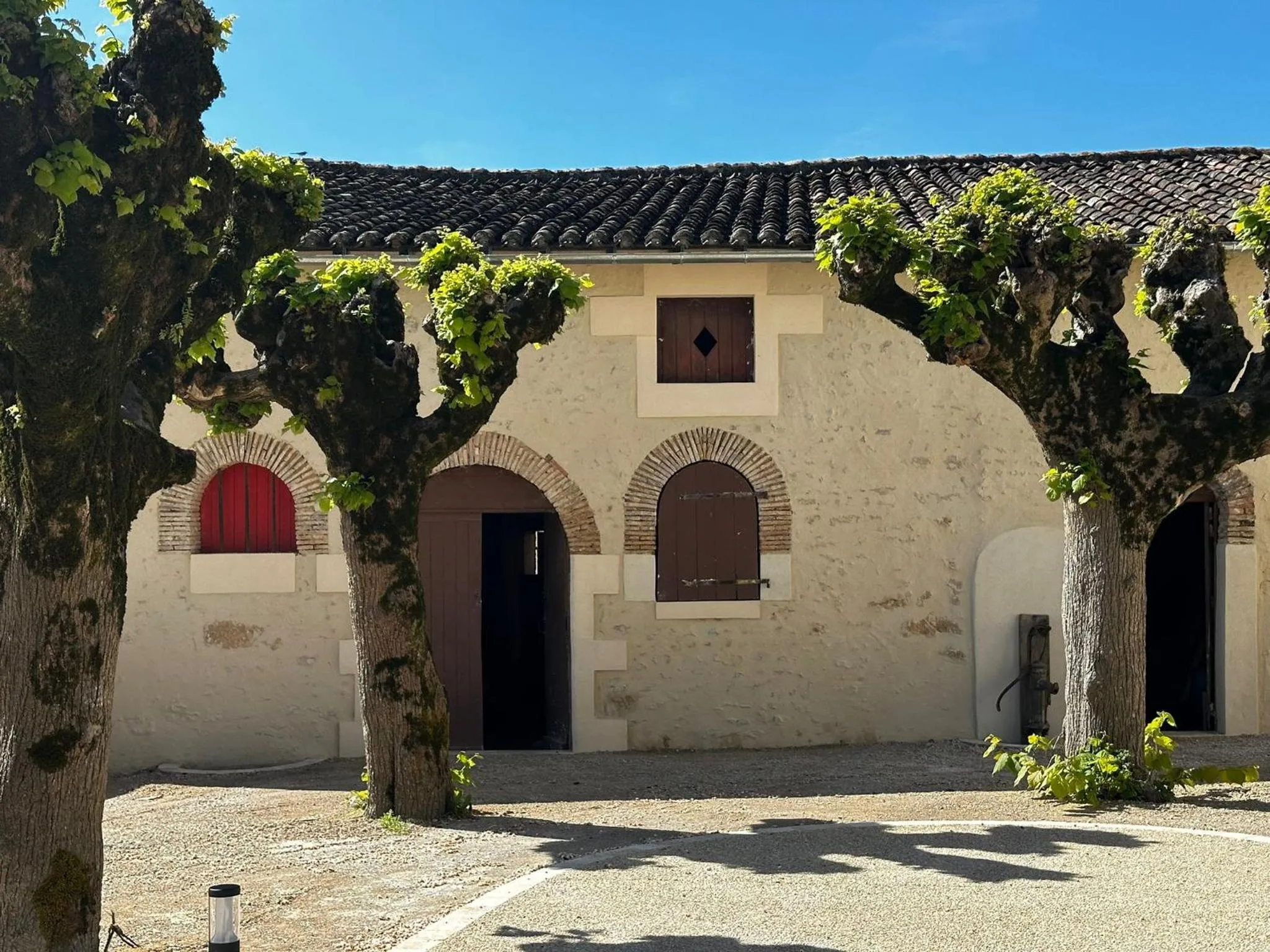 Inner courtyard view in Domaine de l'Ecorcerie