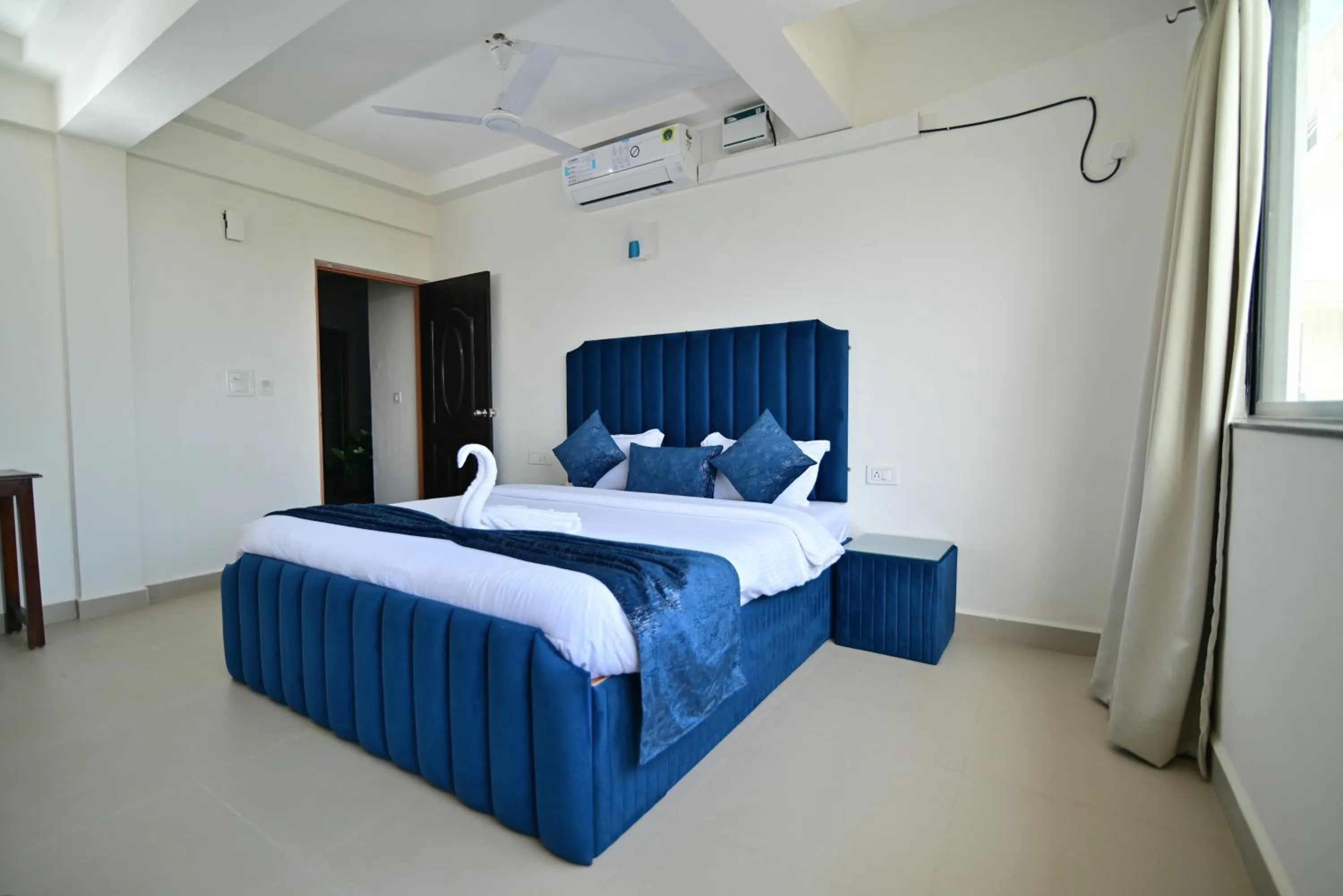 Bedroom, Bed in Q lite Calangute