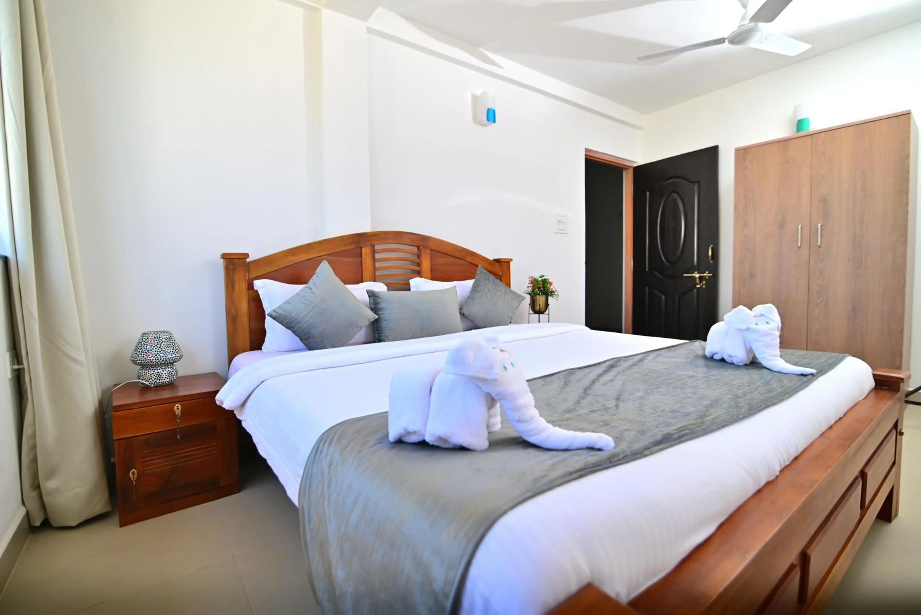 Bedroom, Bed in Q lite Calangute