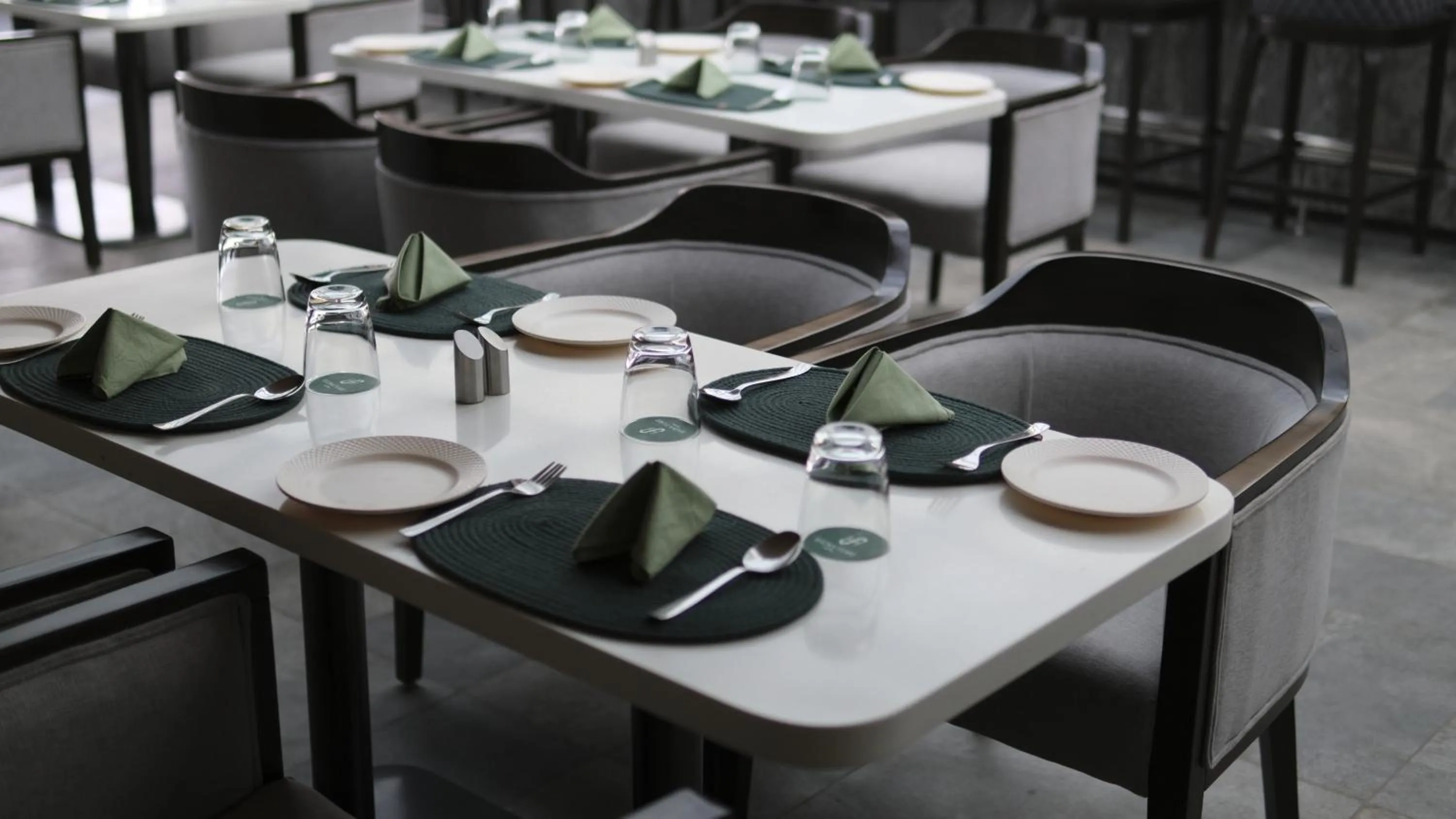 Restaurant/places to eat in Signature Hotel