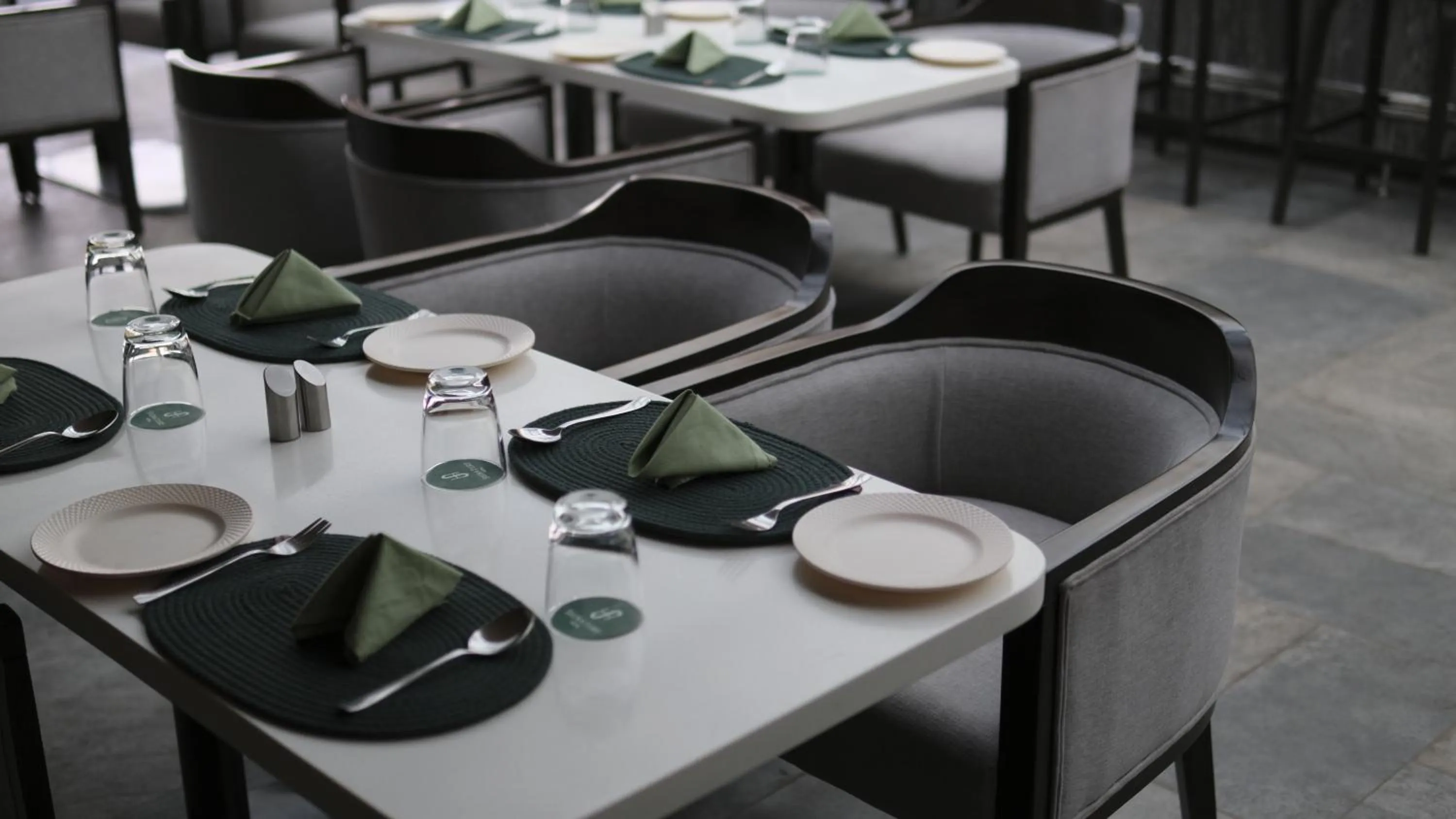 Restaurant/places to eat in Signature Hotel