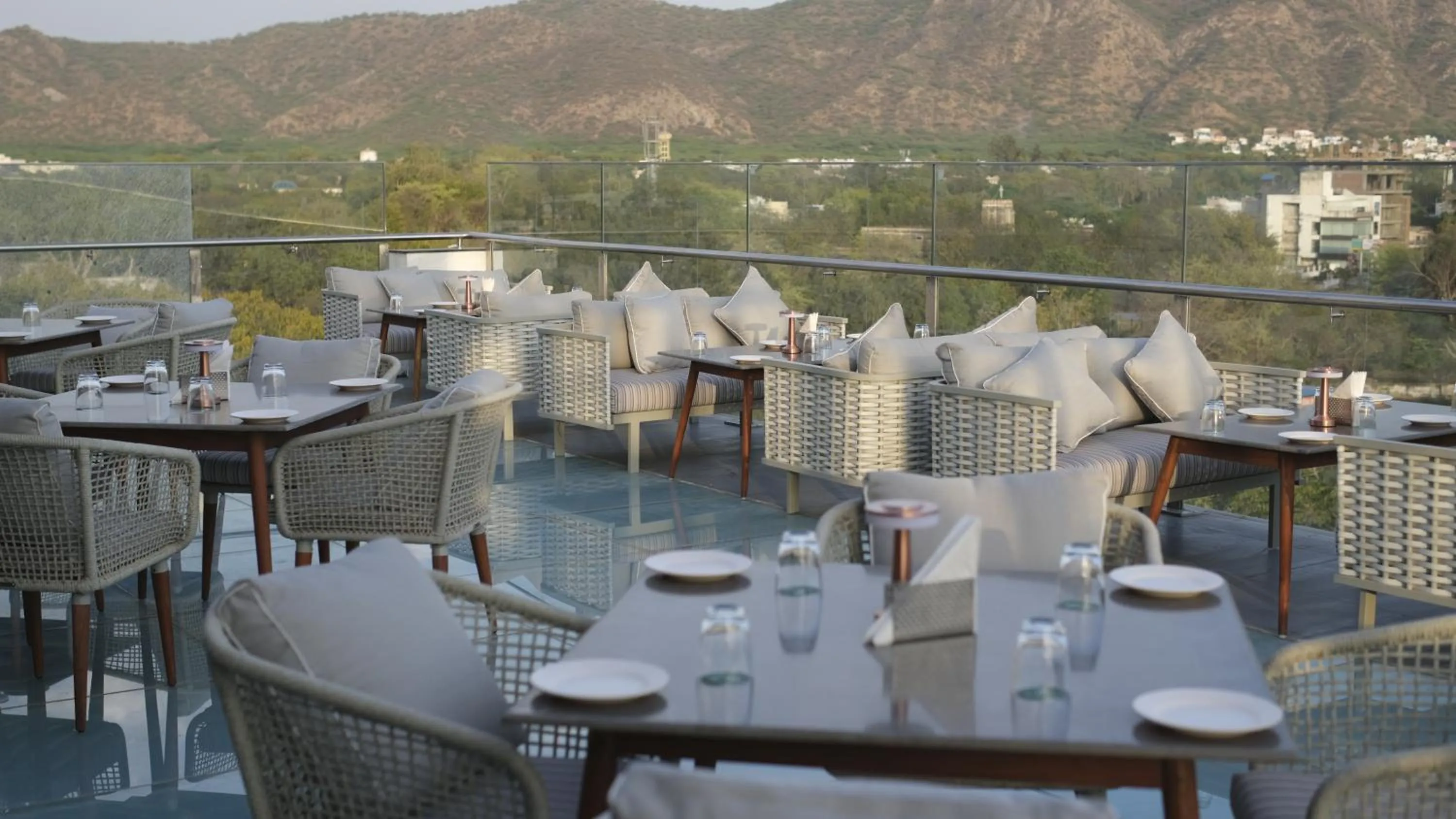 Restaurant/places to eat in Signature Hotel