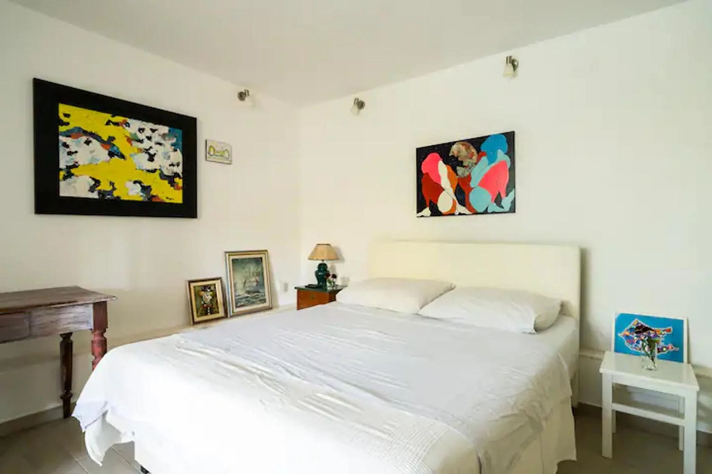 Bed in Studio Apartment Lemon