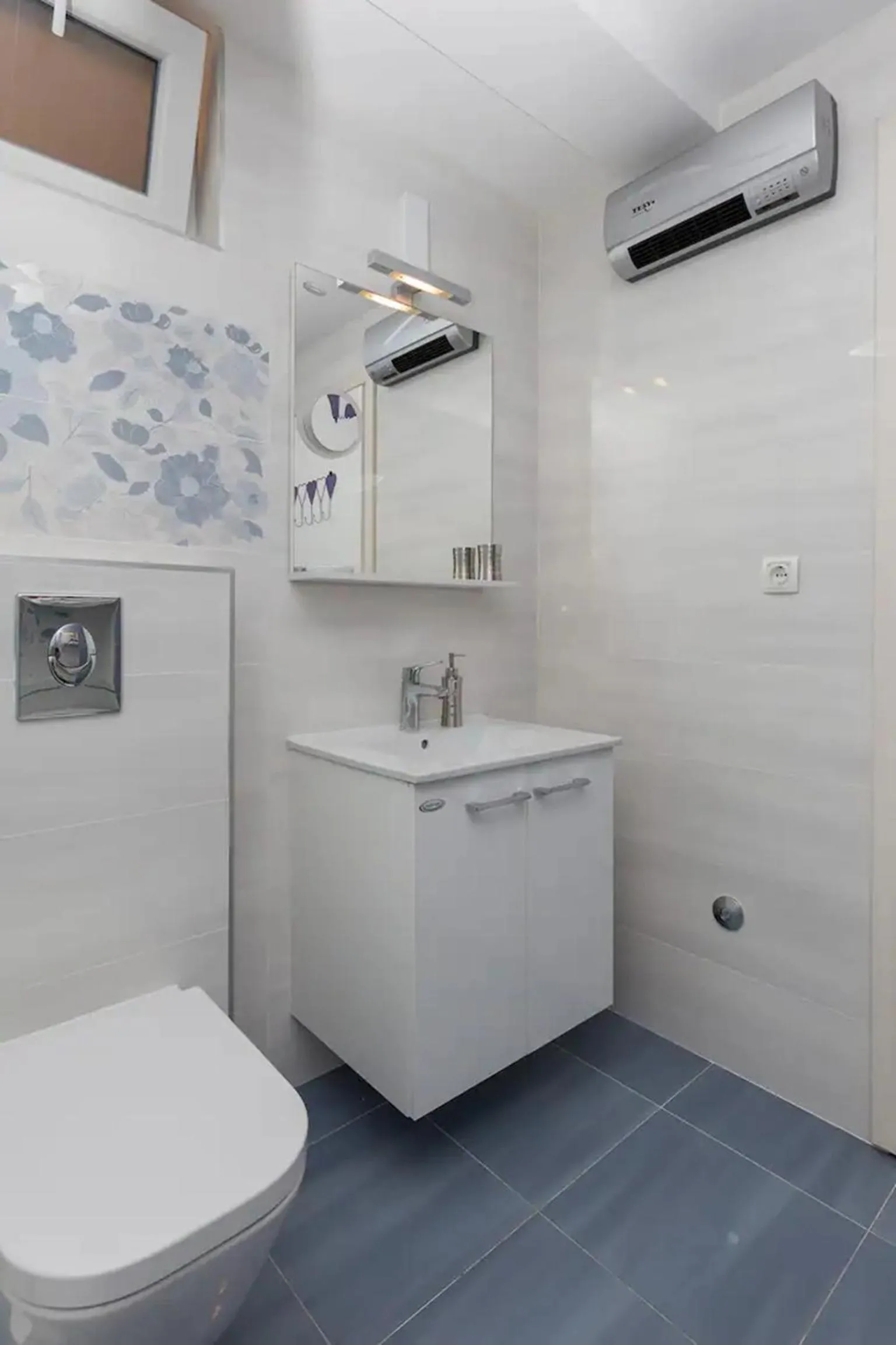 Bathroom in Studio Apartment Lemon