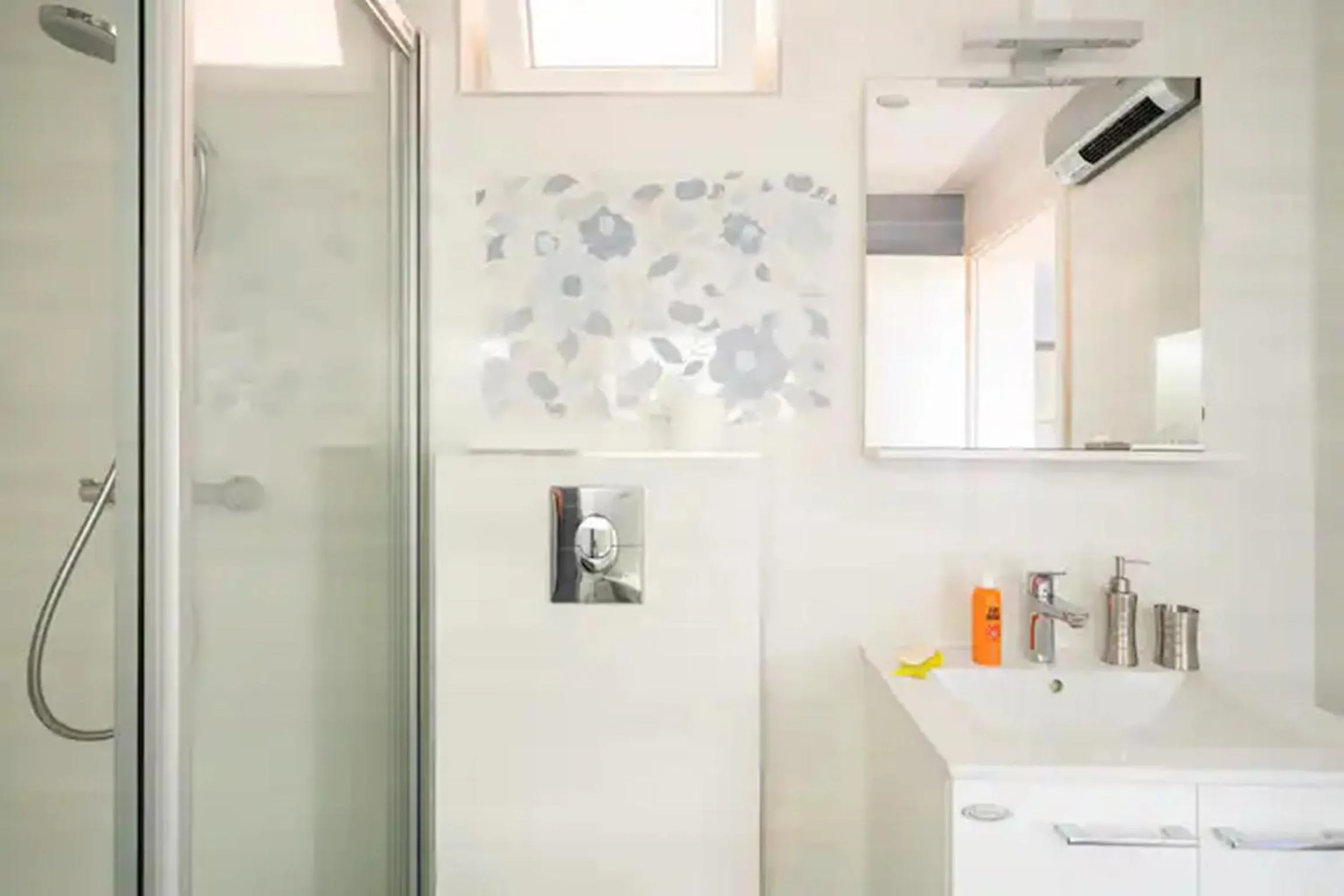 Shower in Studio Apartment Lemon