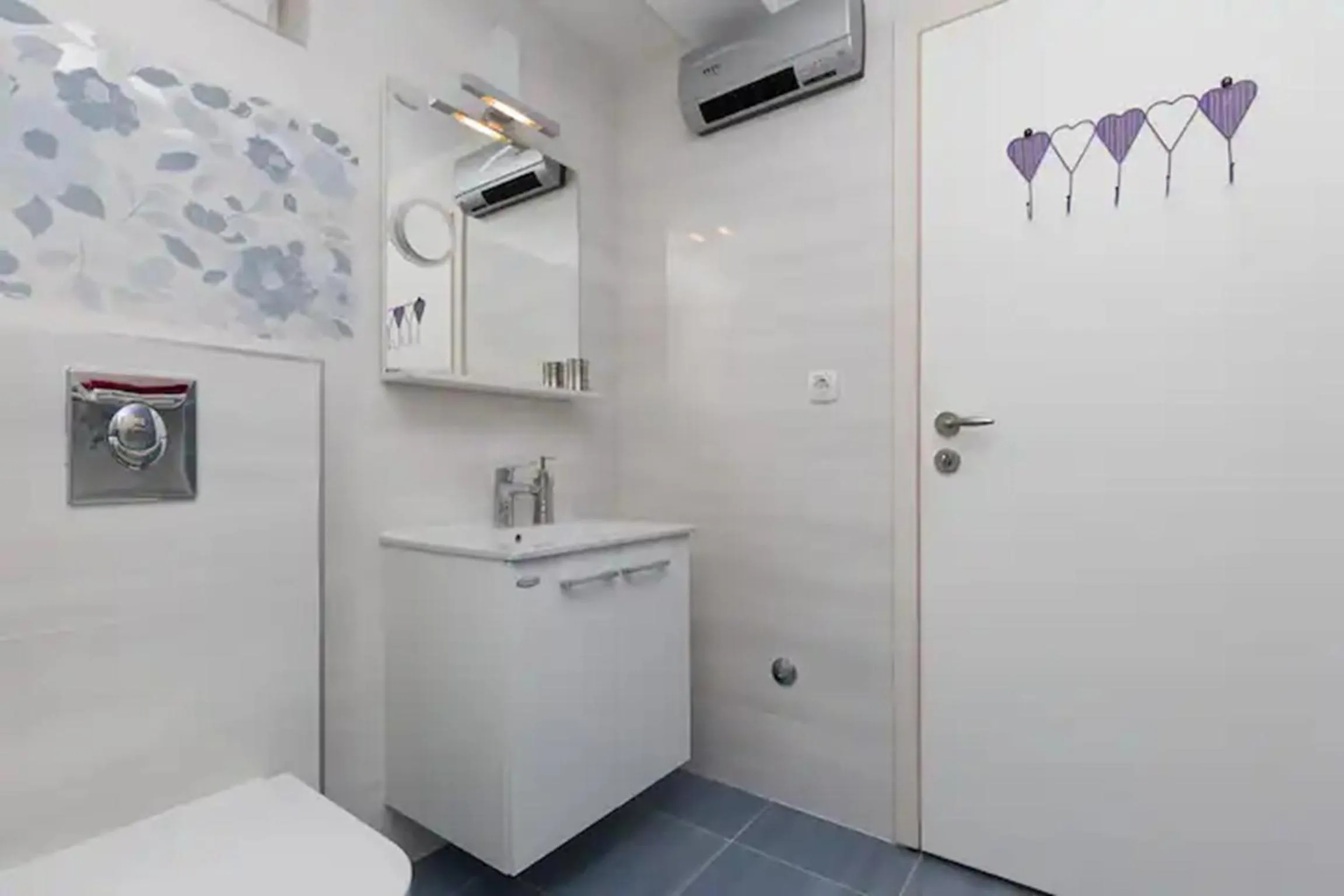Shower in Studio Apartment Lemon