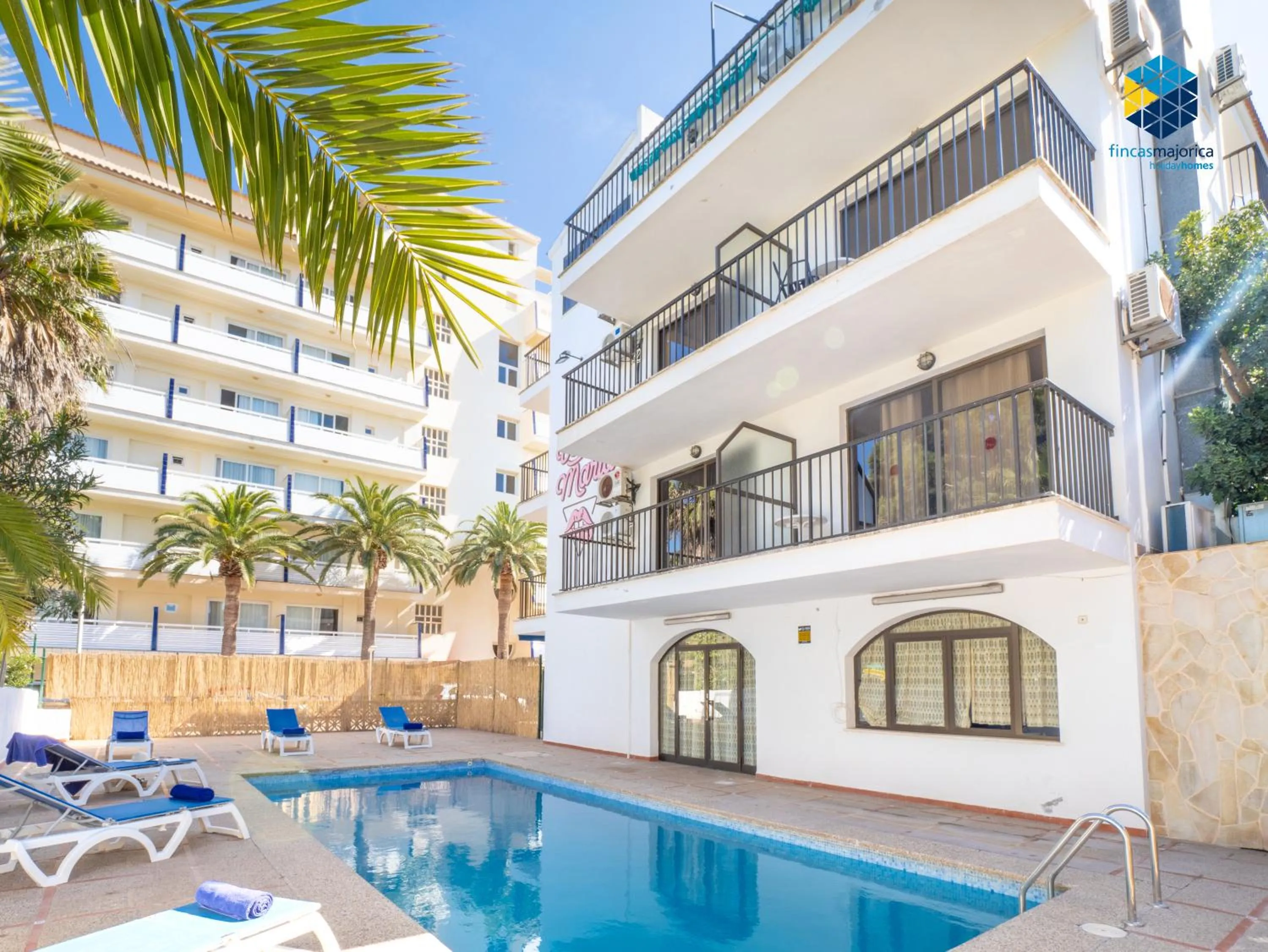 Property building in Apartamentos Bella María